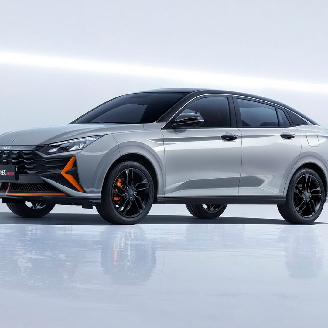 DONGFENG AEOLUS YIXUAN C65 angular front exterior view