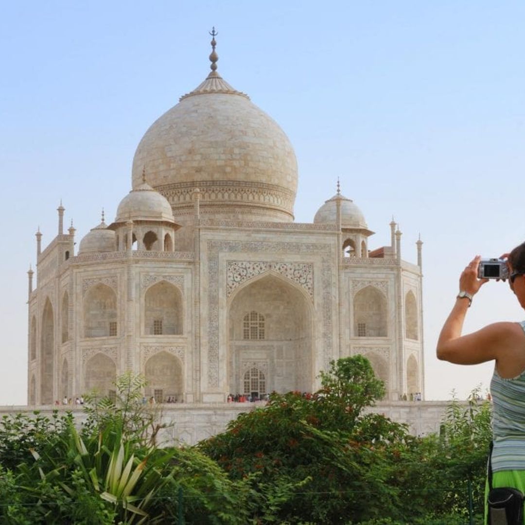 The Taj Mahal (Crown of the Palace or Corona de los palacios) panoramic view. An ivory-white marble mausoleum in the Indian city of Agra, Uttar Pradesh, India.