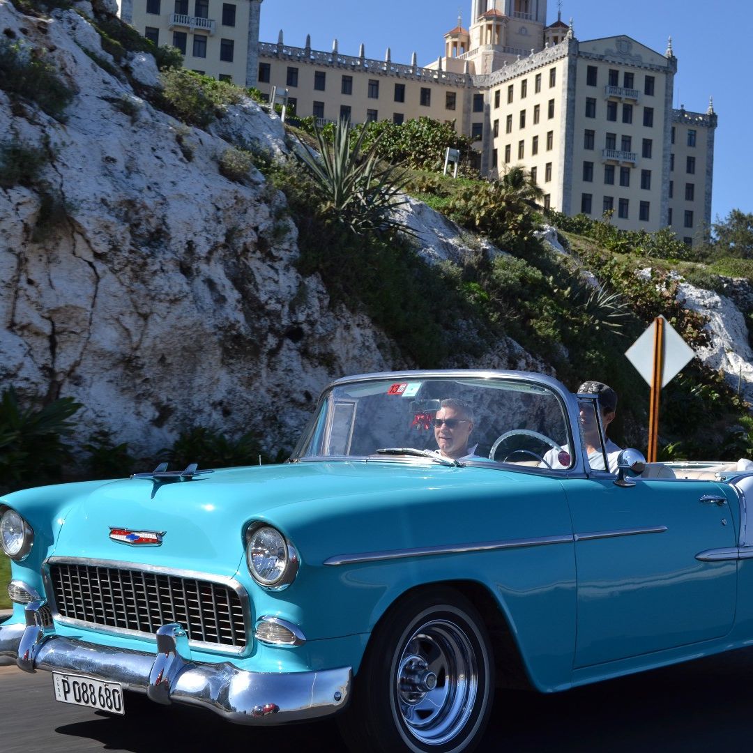 City tour in classic cars along the main streets and avenues in Havana