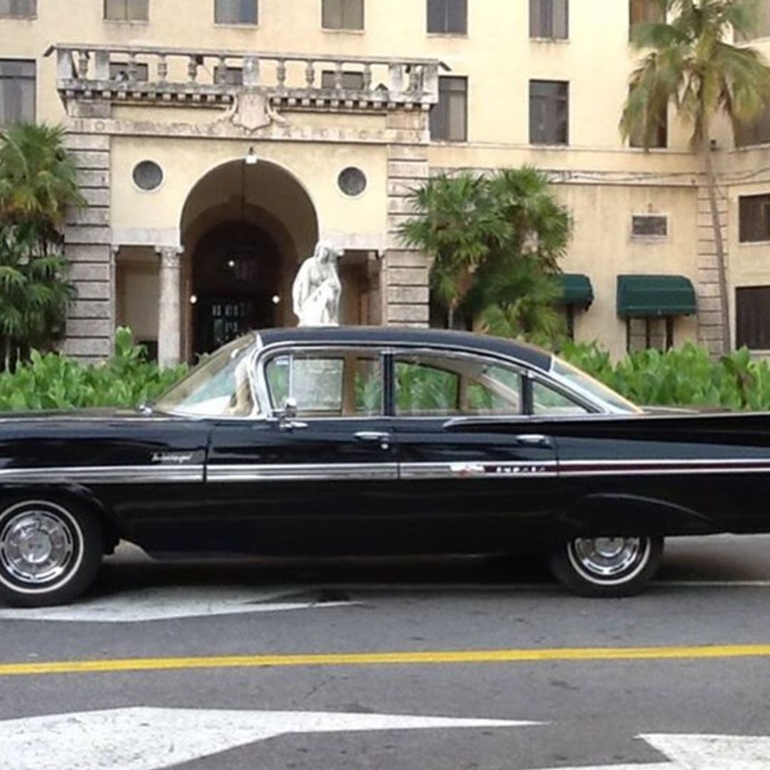 Parisien Cabaret Show in American Classic Cars Tour