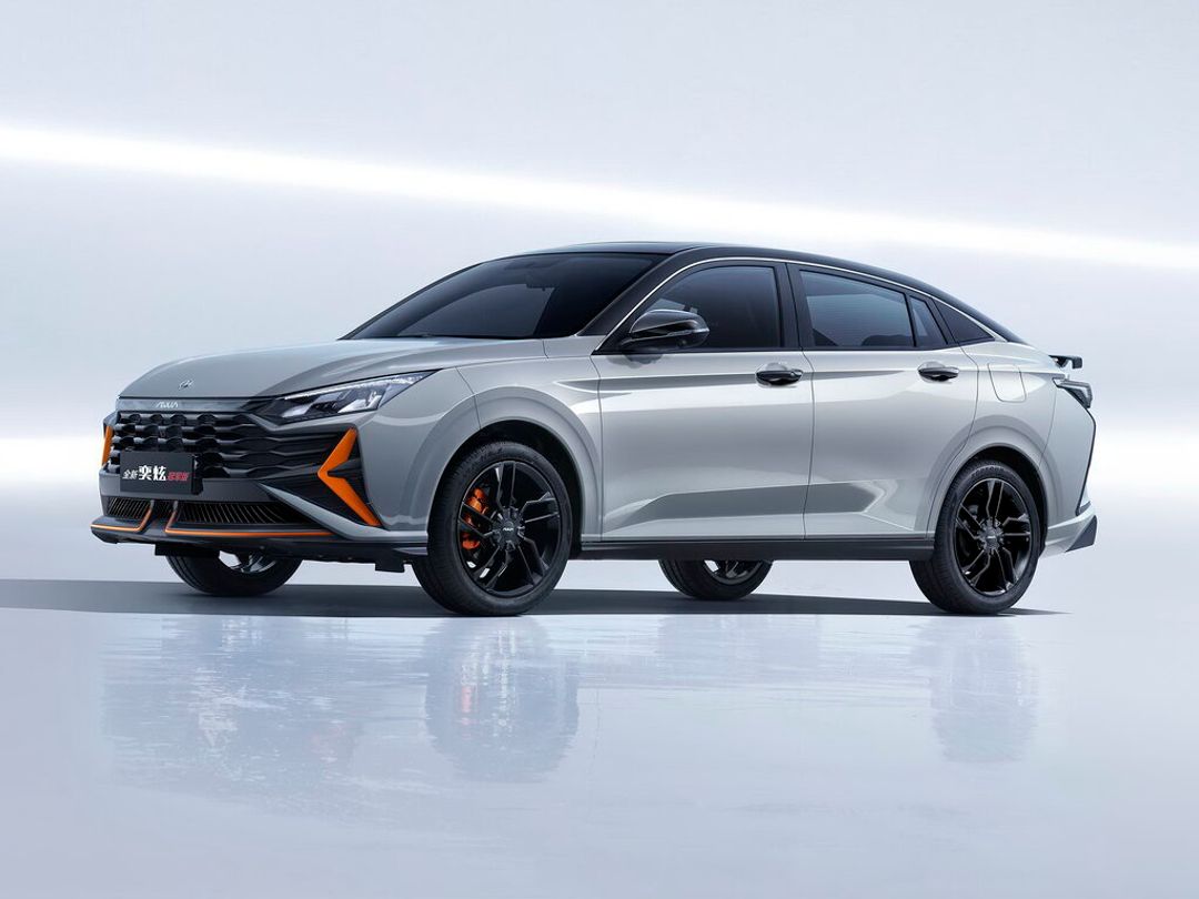 DONGFENG AEOLUS YIXUAN C65 angular front exterior view