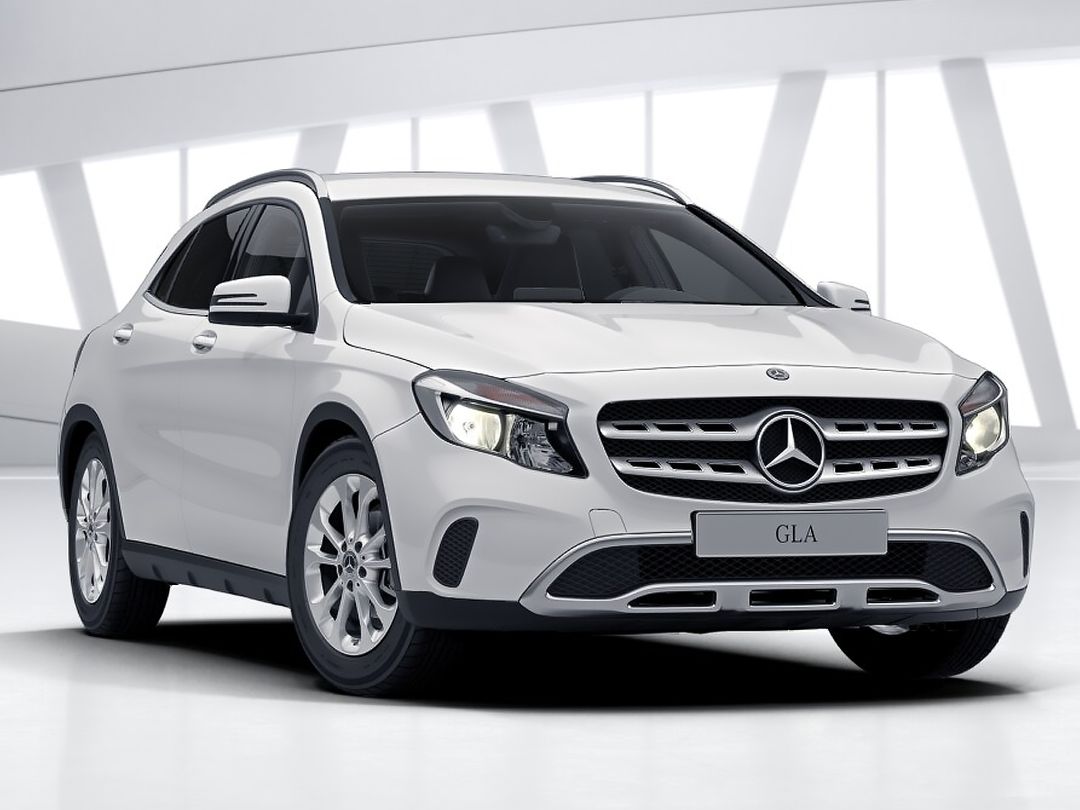 MERCEDES-BENZ GLA 180 angular front exterior
