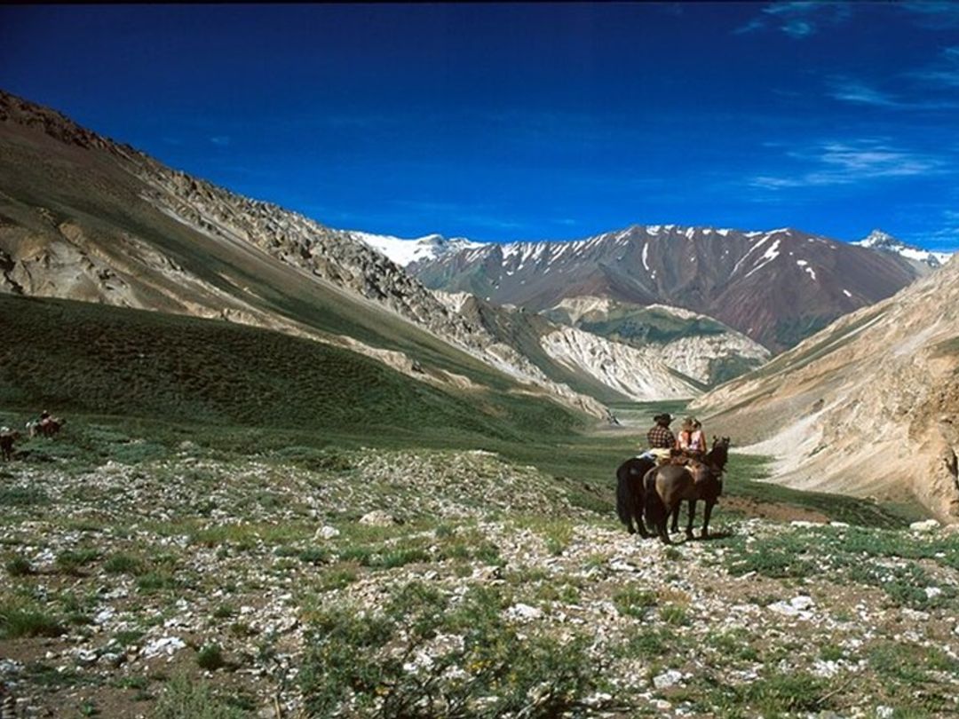 “HORSEBACK RIDING ON EL MORADO GLACIER + BARBECUE” Tour, Chile.