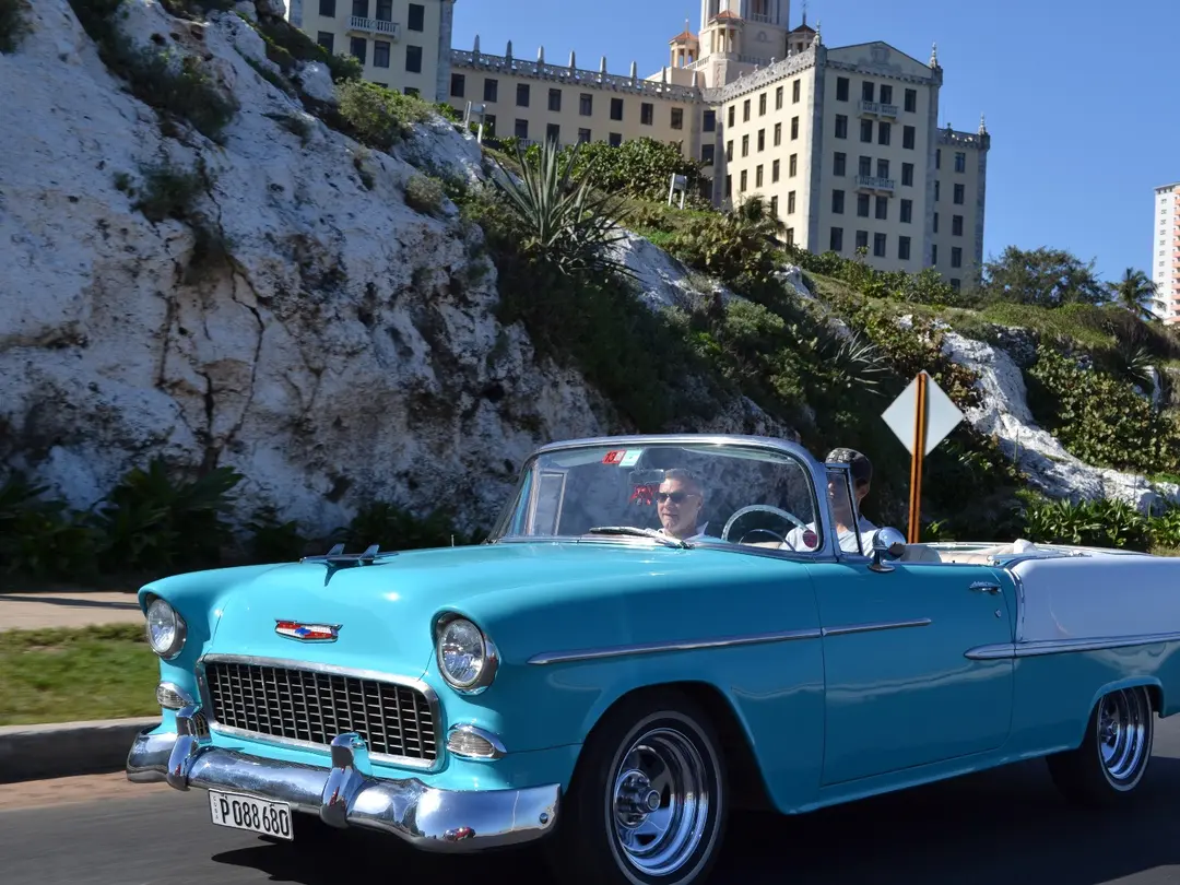 City tour in classic cars along the main streets and avenues in Havana