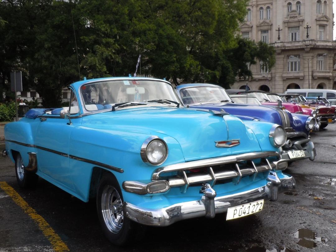 "OLD HAVANA IN AMERICAN CONVERTIBLE CLASSIC CARS (OPEN TOP)" Private Tour