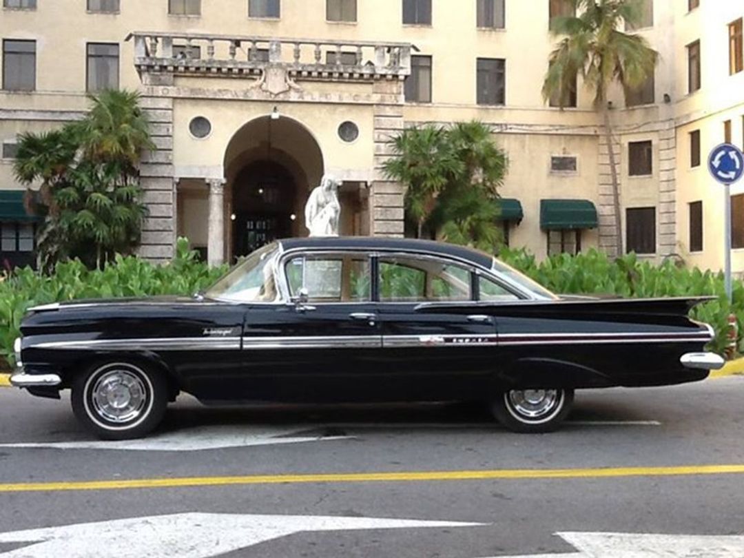 Parisien Cabaret Show in American Classic Cars Tour
