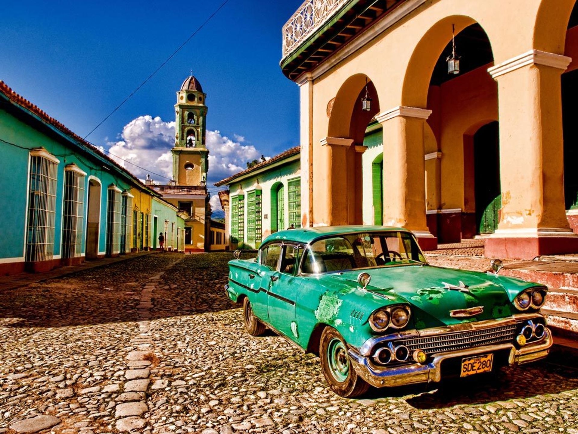 "THREE CITIES IN AMERICAN CLASSIC CARS" Tour. Departure from VARADERO