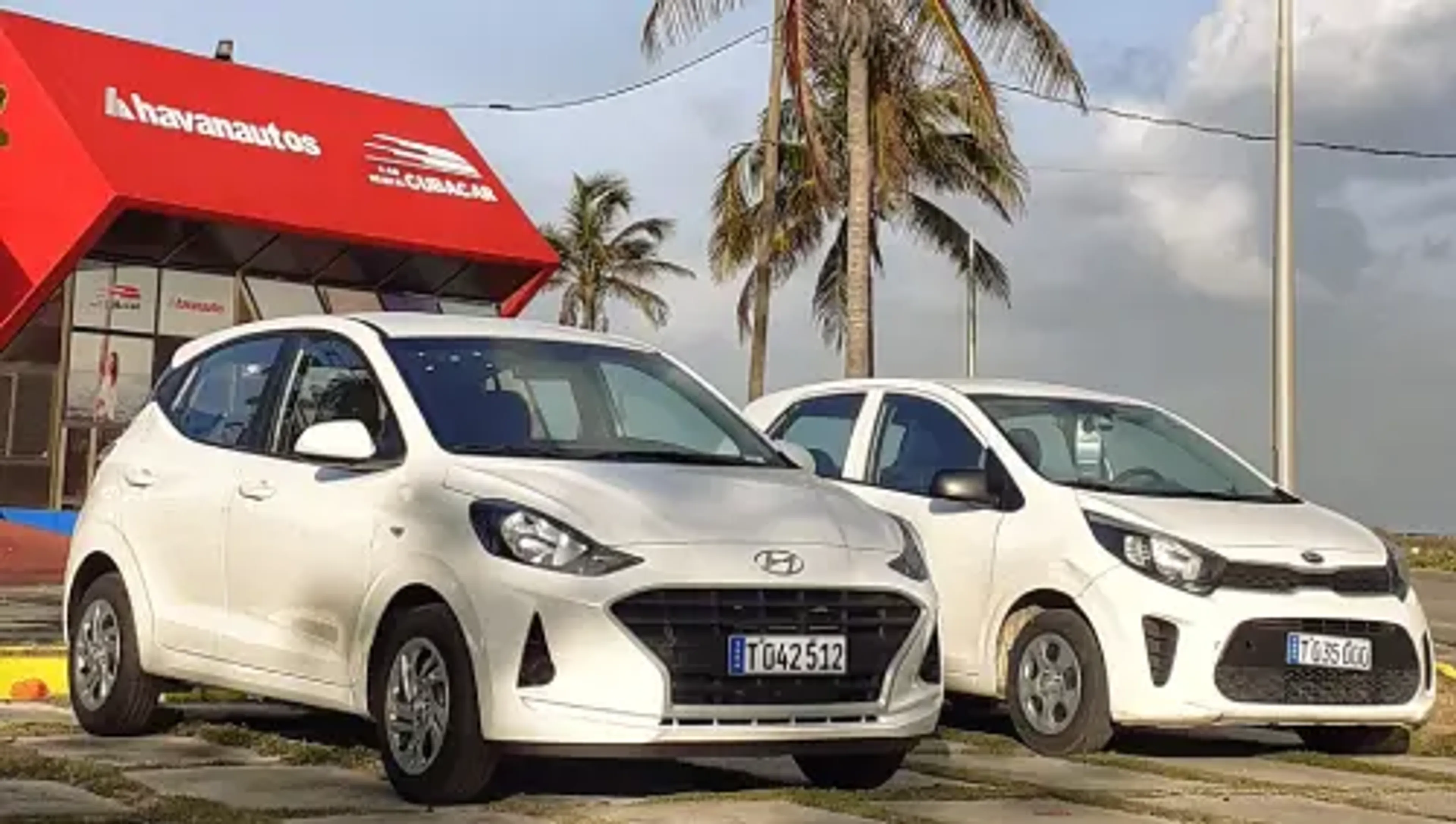 Autos de alquiler frente a una oficina de Havanautos en La Habana