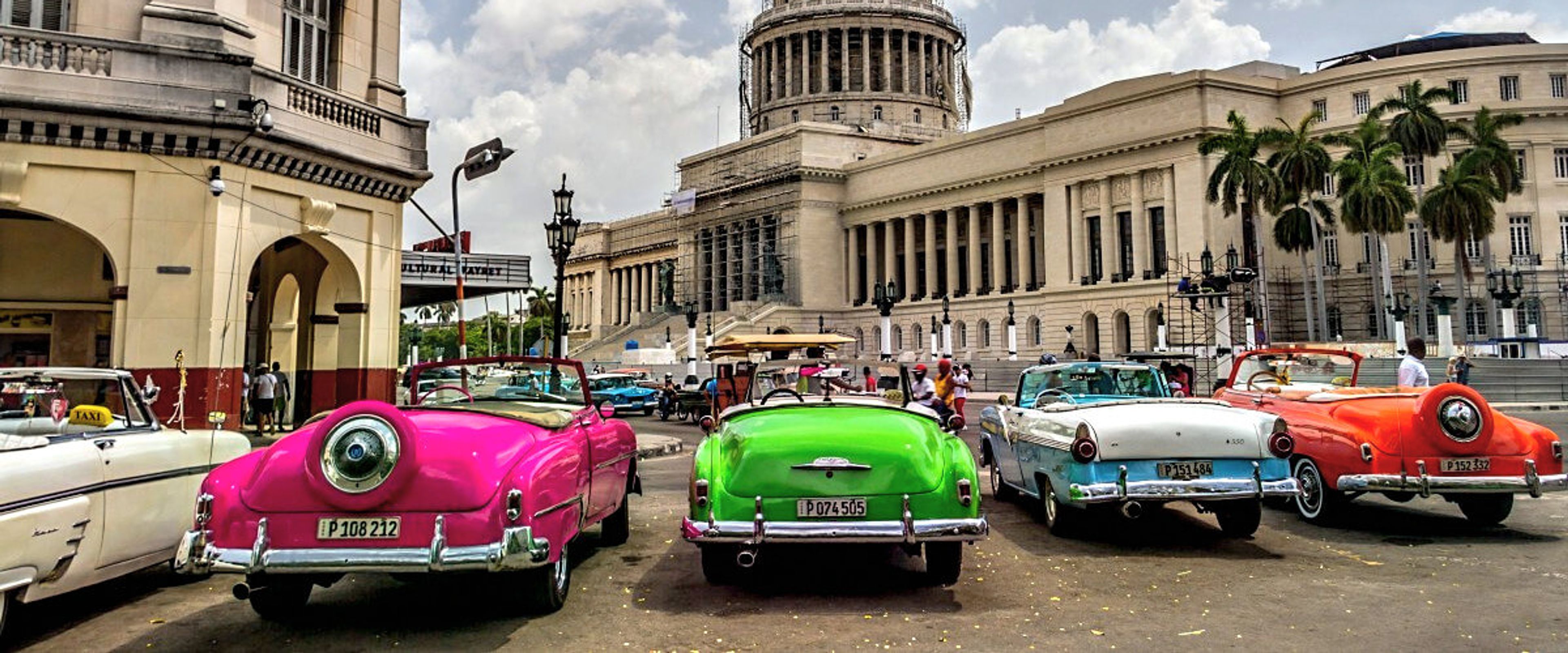 Auto clásico usado en recorridos por La Habana