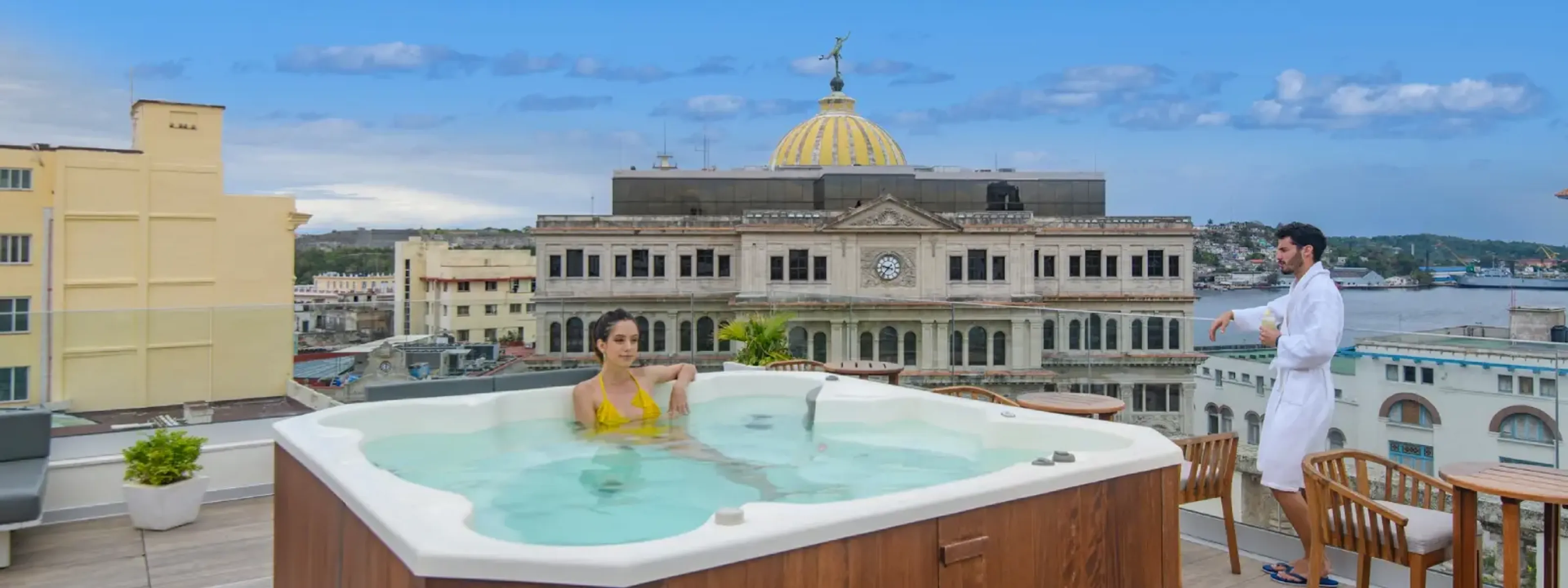 Piscina en la azotea de un hotel frente al Capitolio