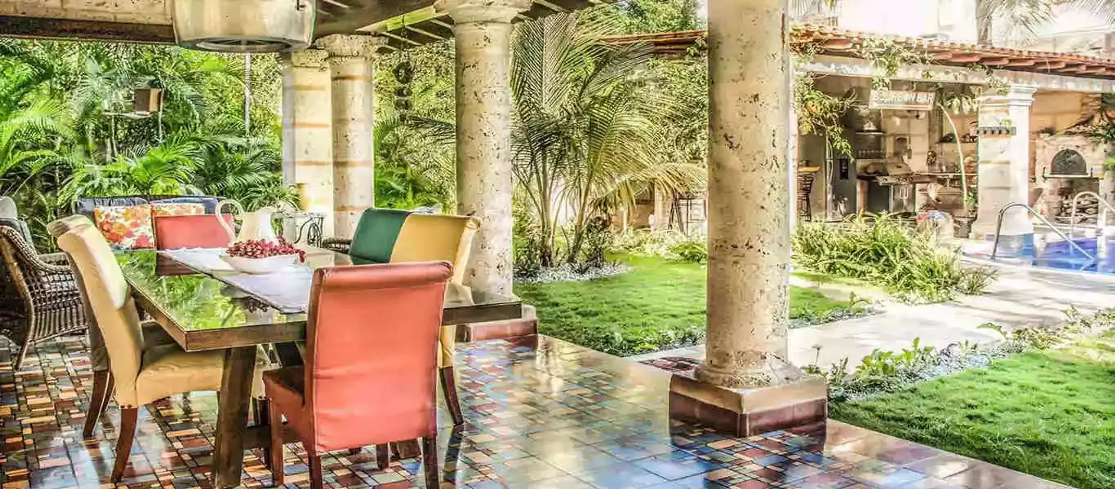Terraza con columnas de una casa particular en La Habana