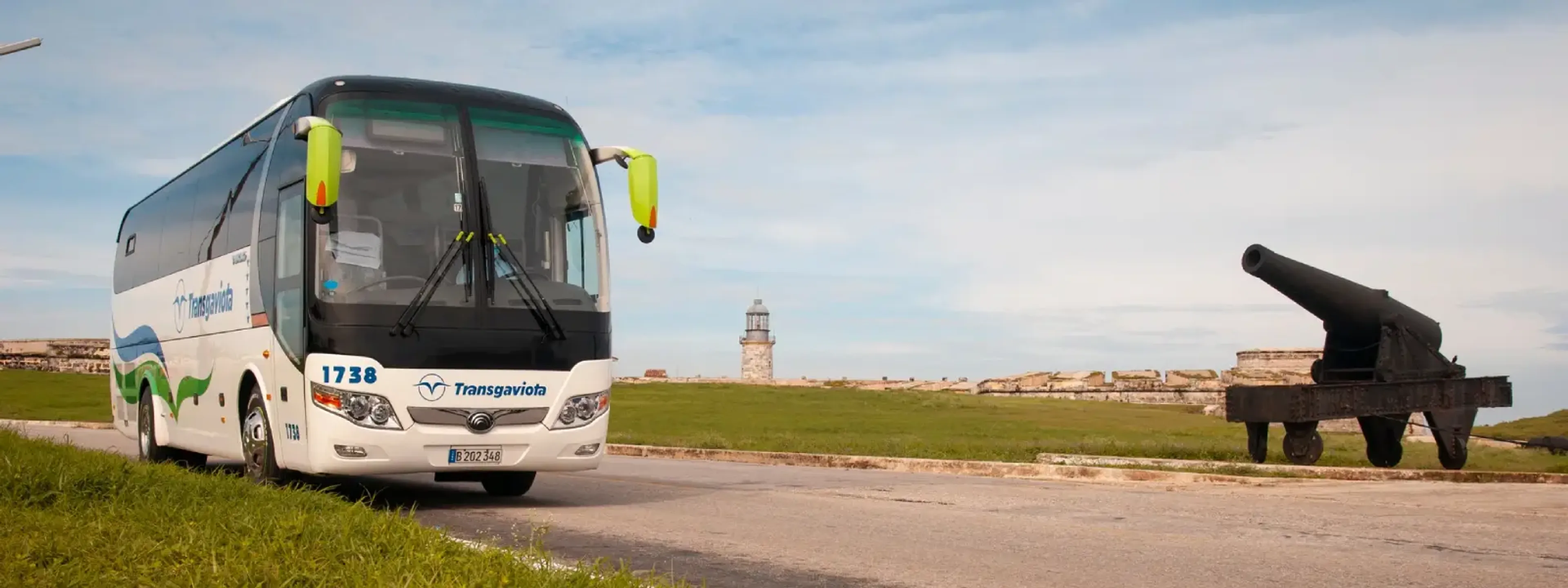 Autobús de traslado junto a la fortaleza de la bahía de La Habana