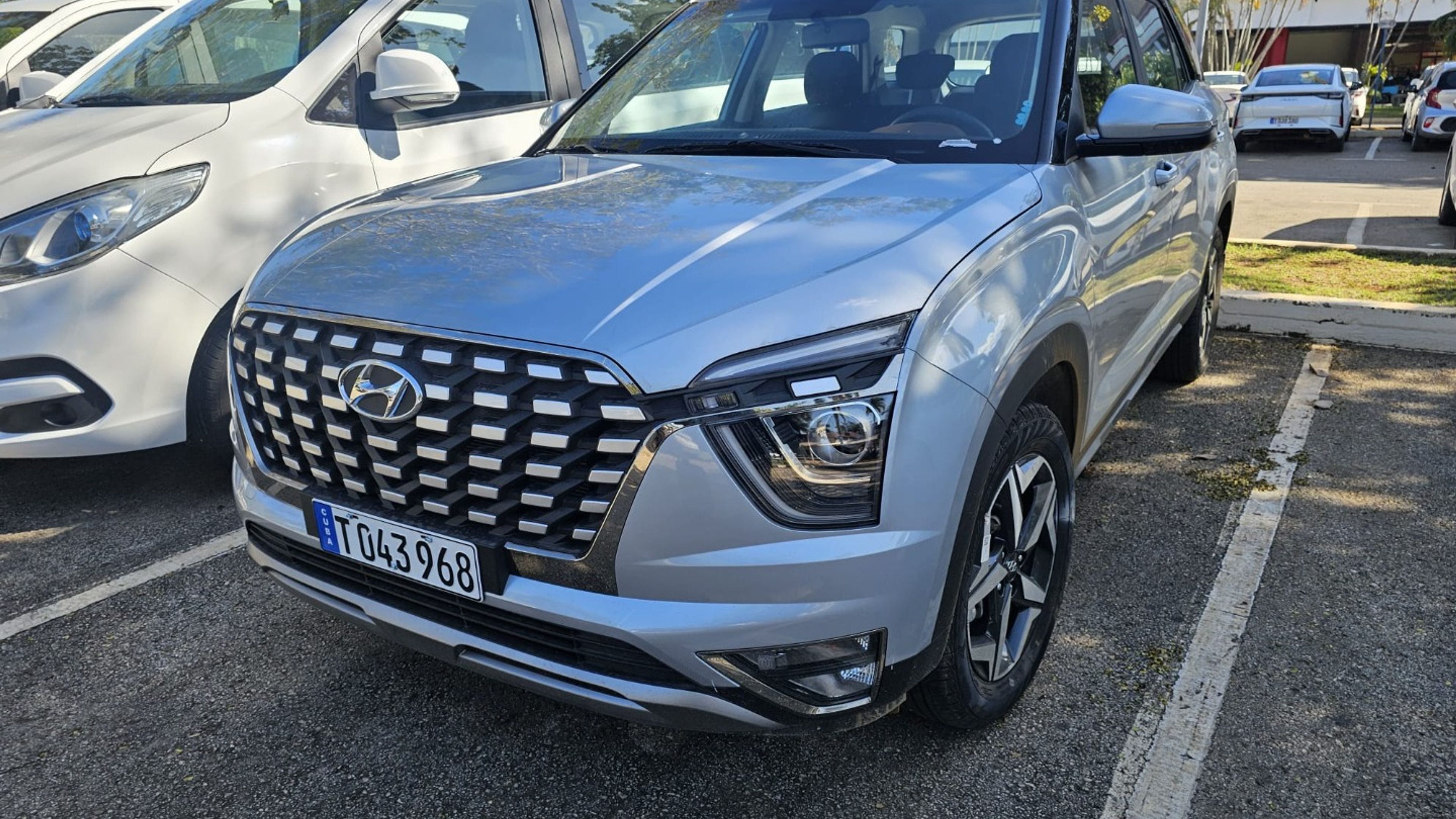 HYUNDAI CANTUS (R - 004)