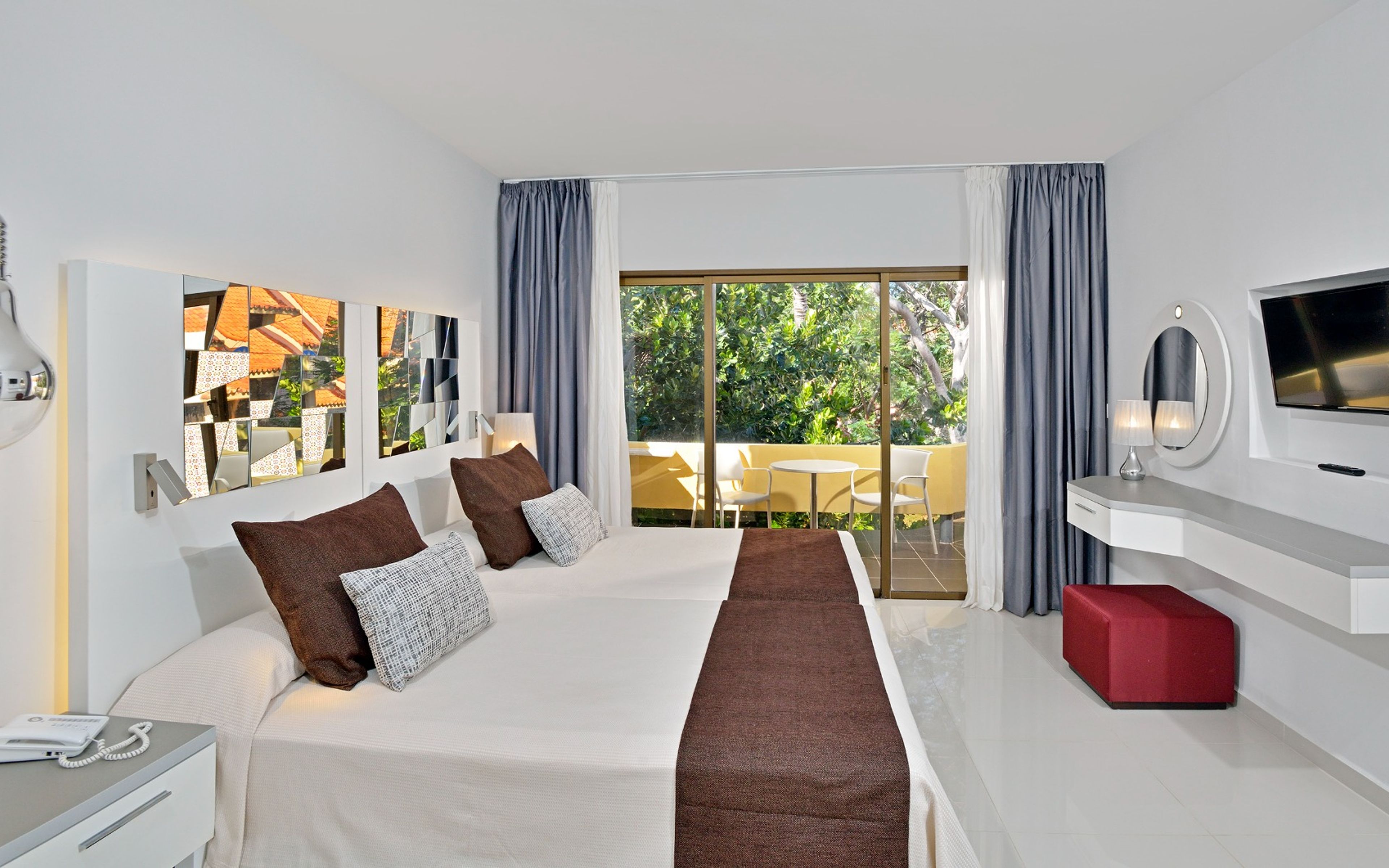 Quarto SUPERIOR SUITE DOIS QUARTOS VISÃO DO JARDIM