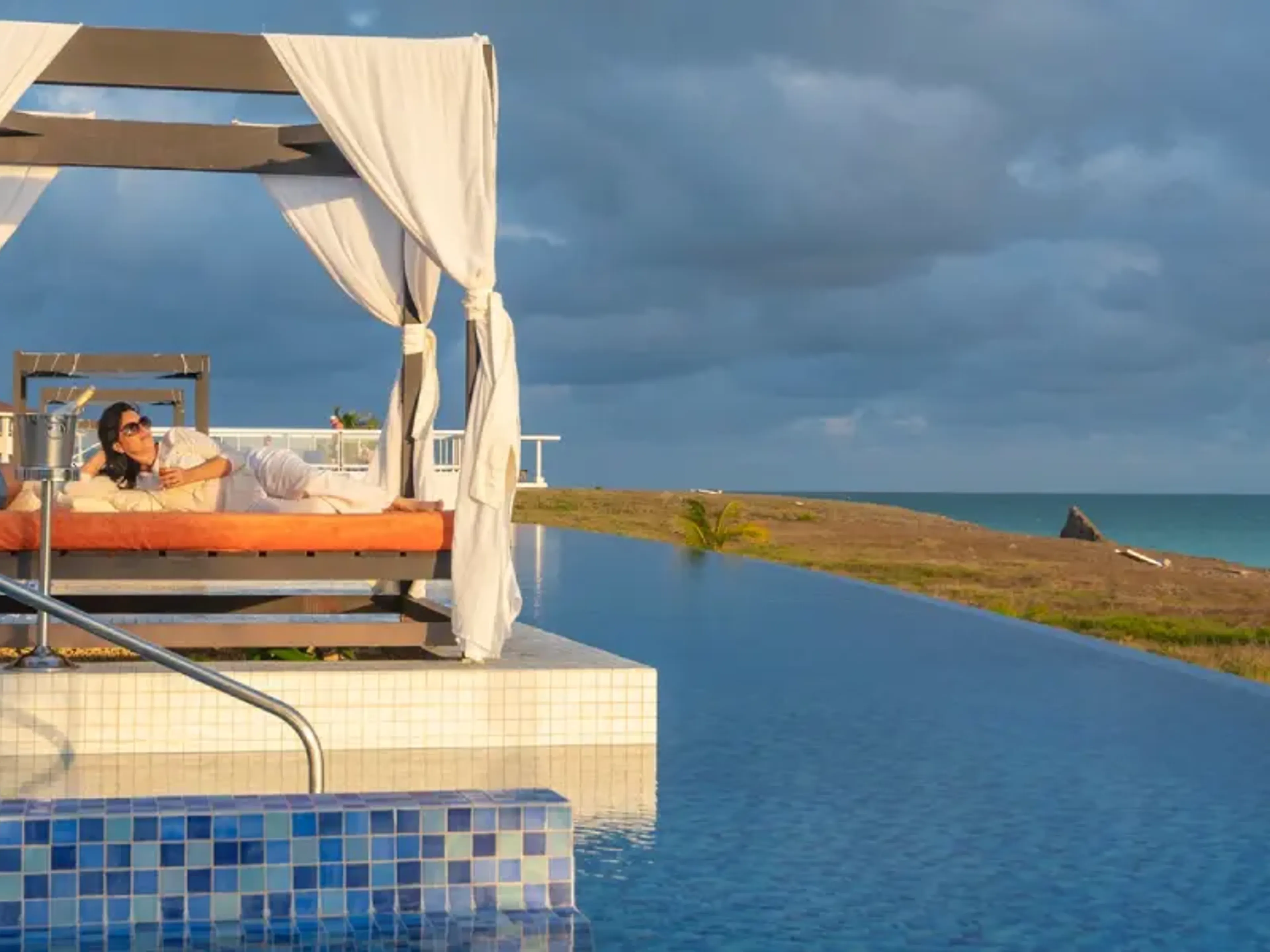 Cama balinesa junto a la piscina de un hotel en Varadero
