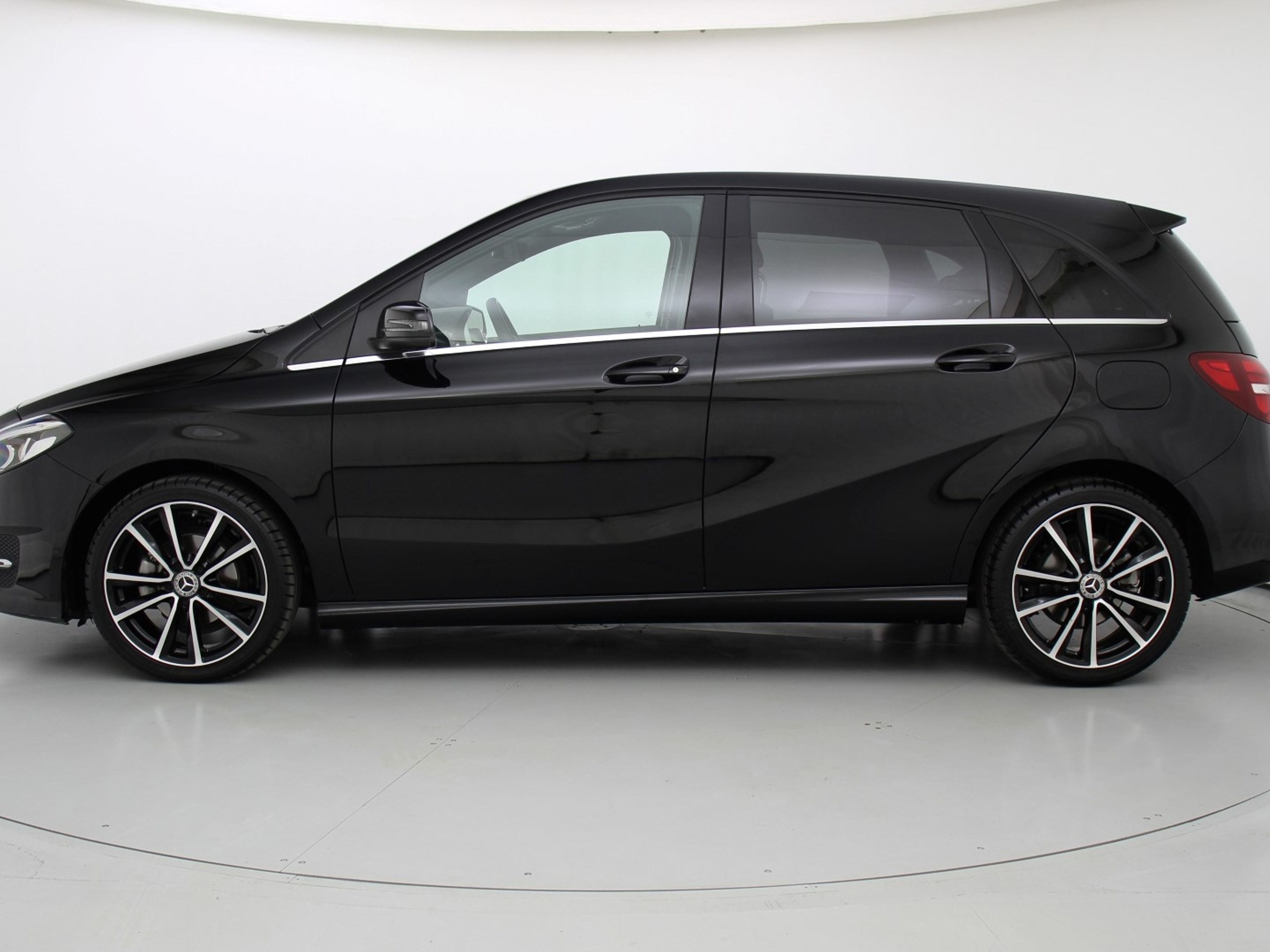 undefinedMERCEDES-BENZ B 180 side exterior view