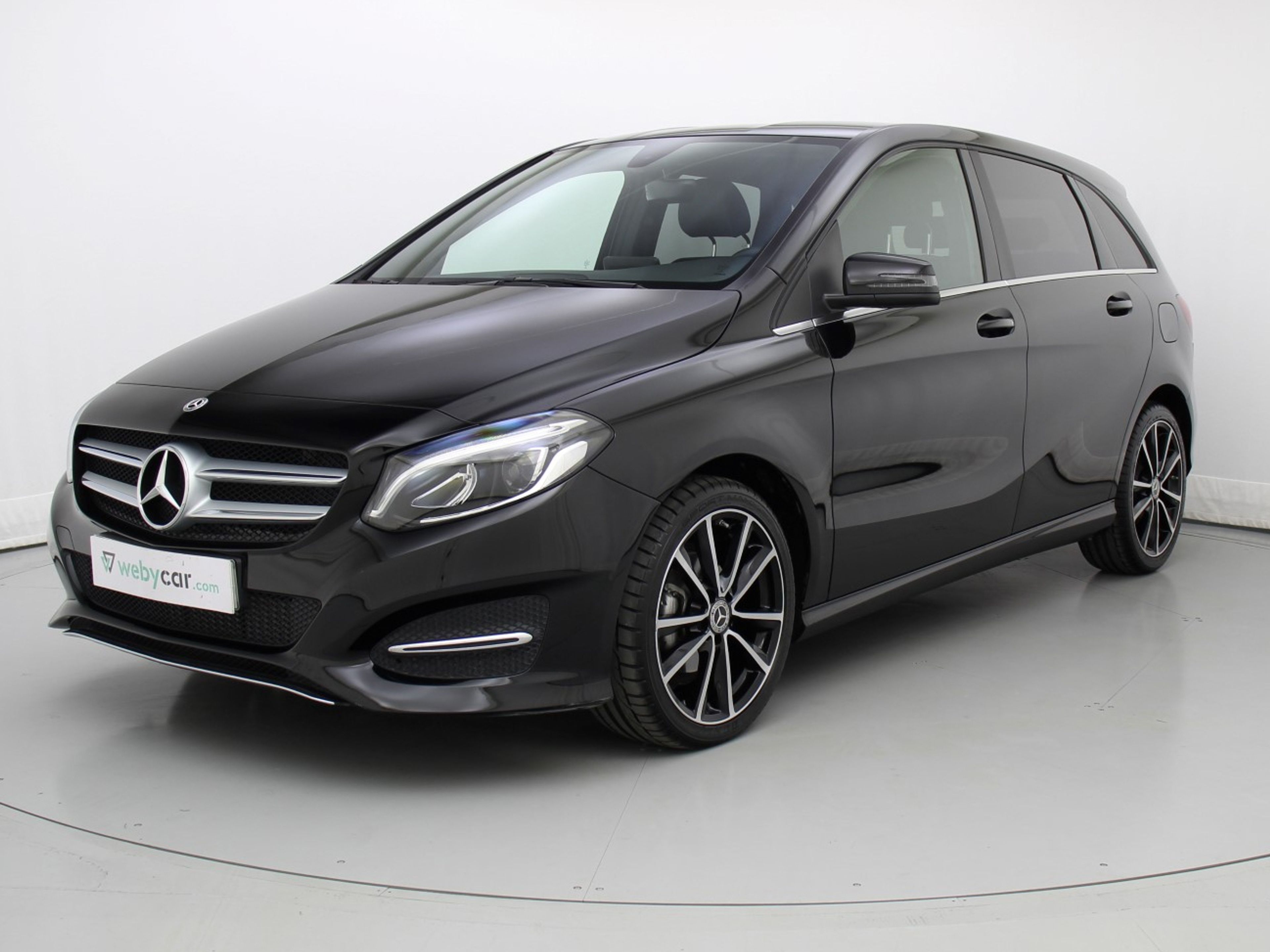 undefinedMERCEDES-BENZ B 180 angular front exterior view
