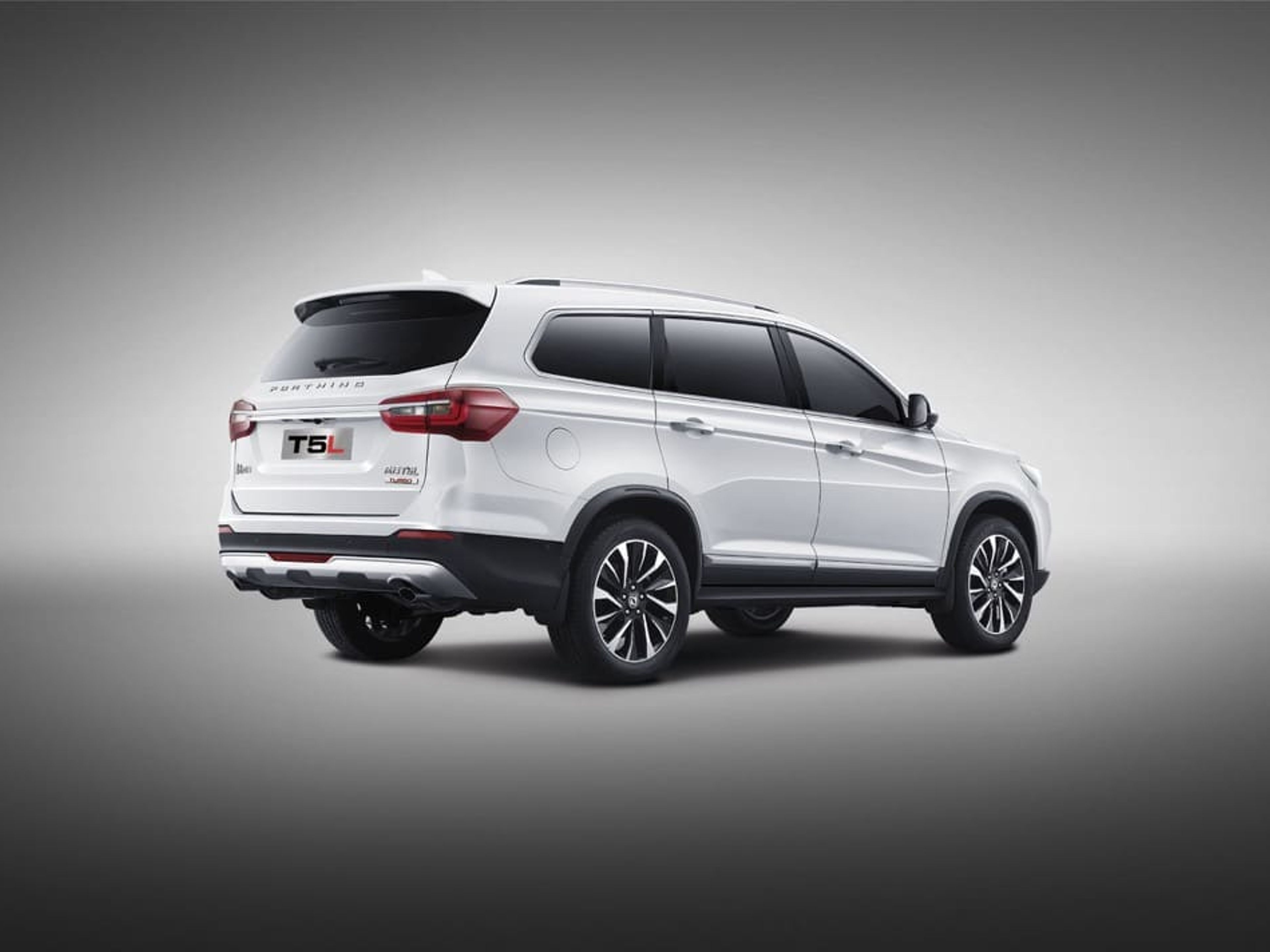 undefinedDONGFENG FORTHING T5L angular rear exterior view