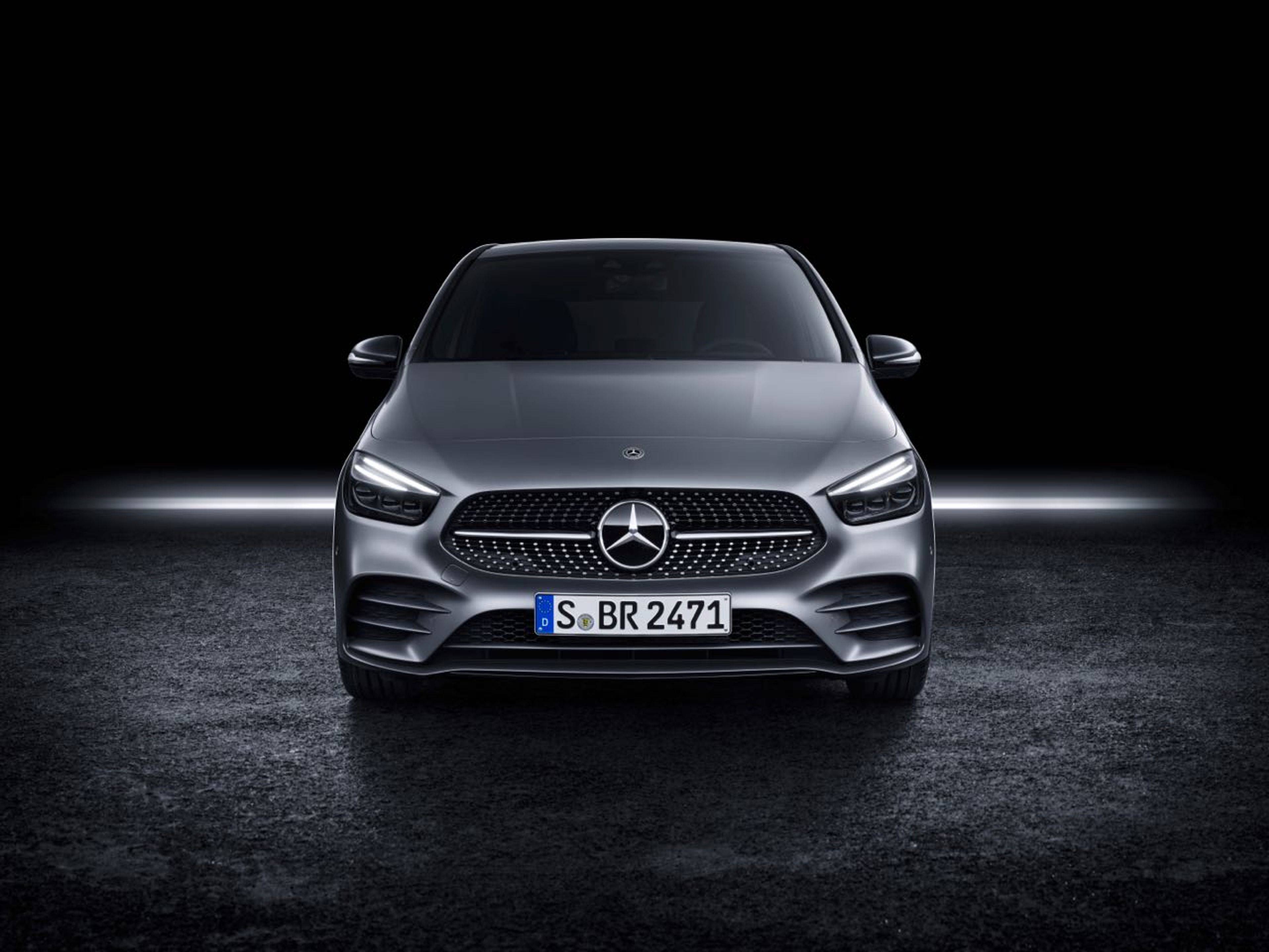 undefinedMERCEDES-BENZ B 180 front exterior view