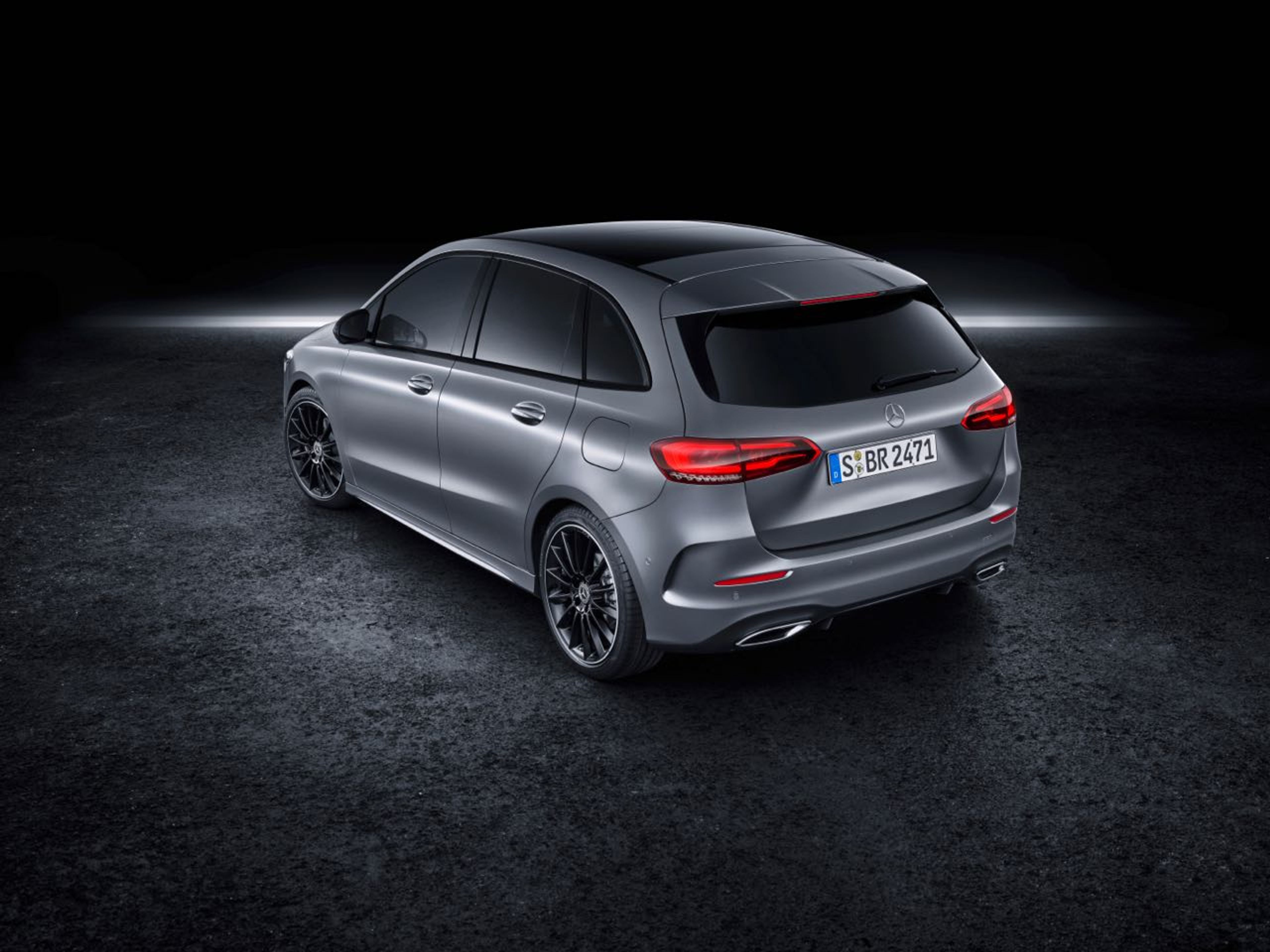 undefinedMERCEDES-BENZ B 180 angular rear exterior view