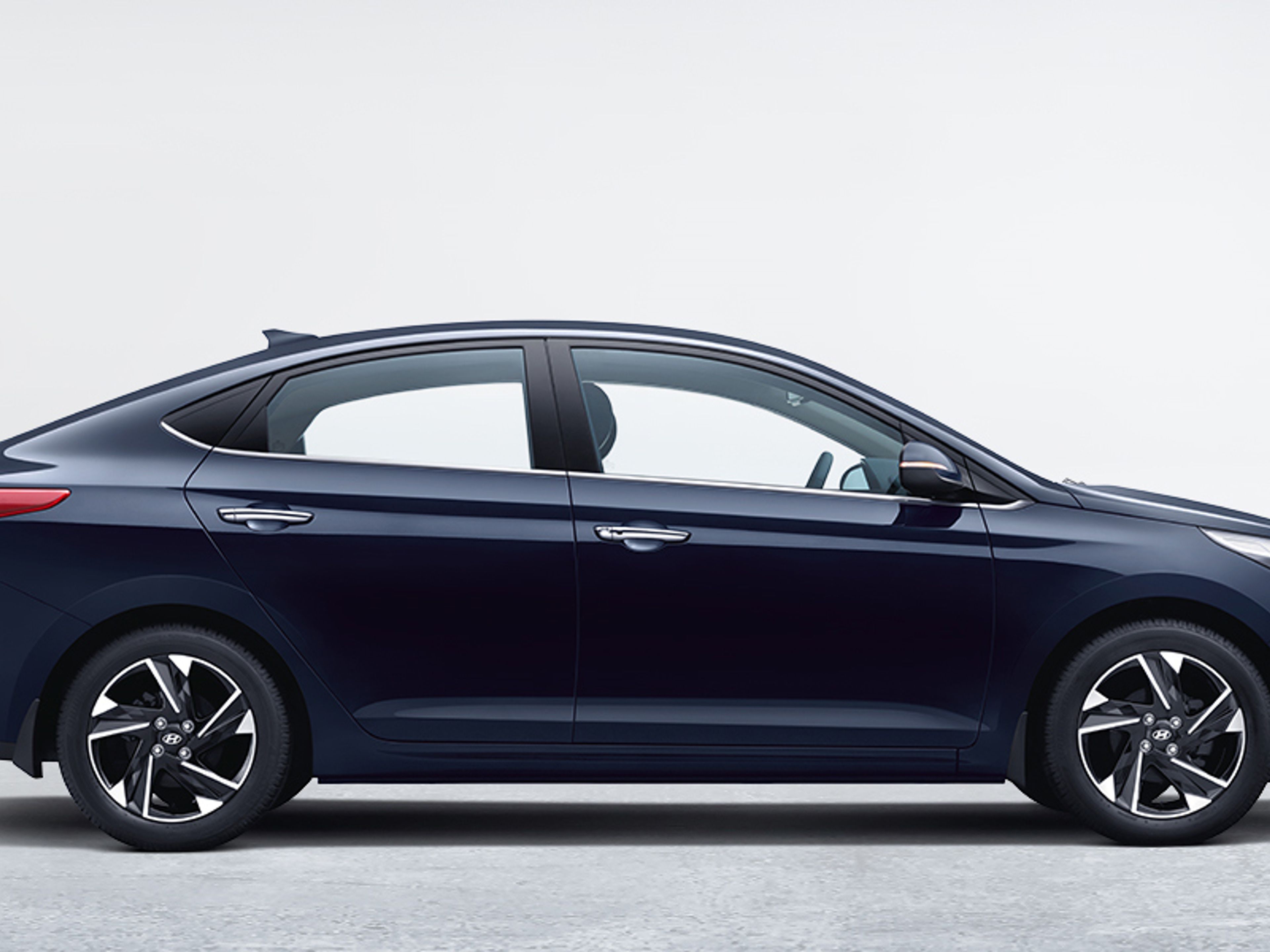 undefinedHYUNDAI ACCENT side exterior view