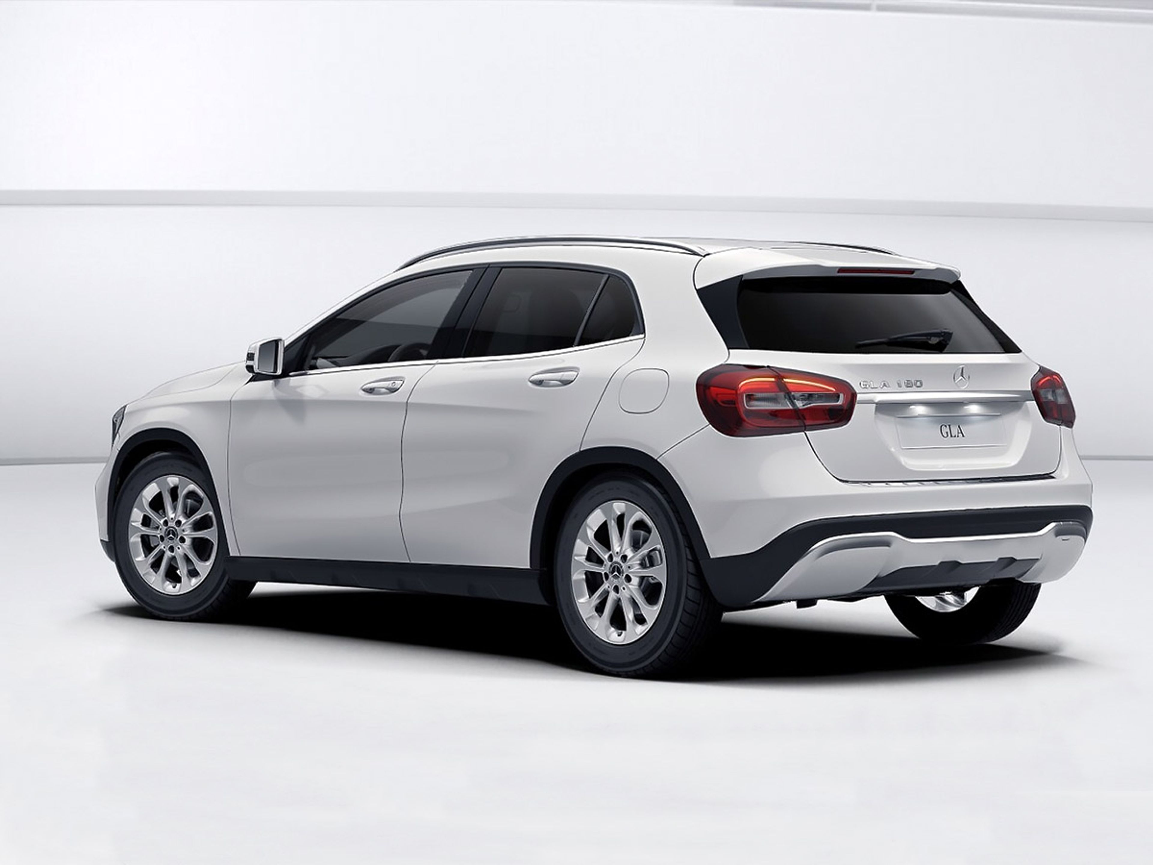 undefined - MERCEDES-BENZ GLA 180 angular rear exterior view