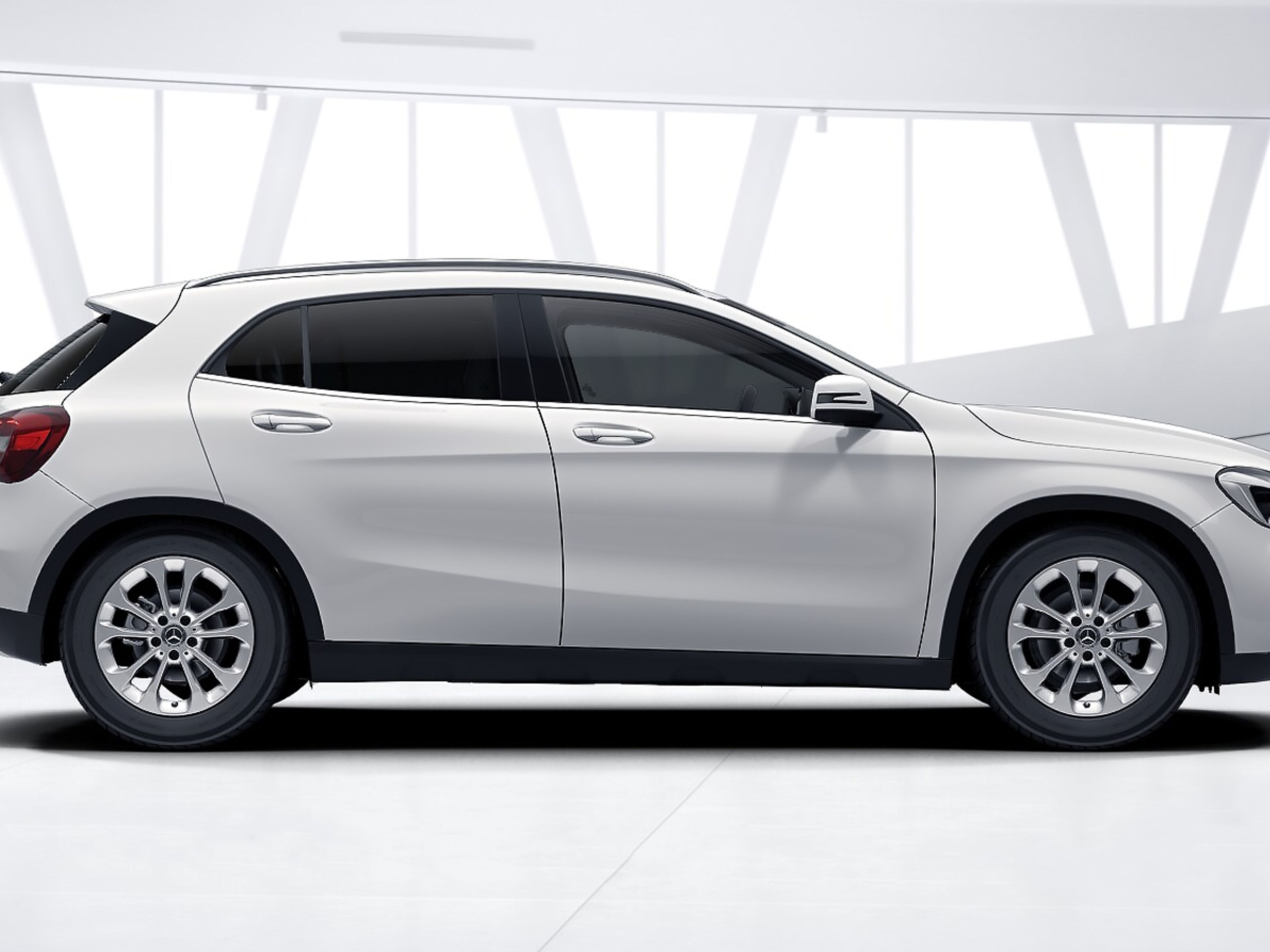 undefinedMERCEDES-BENZ GLA 180 side exterior view