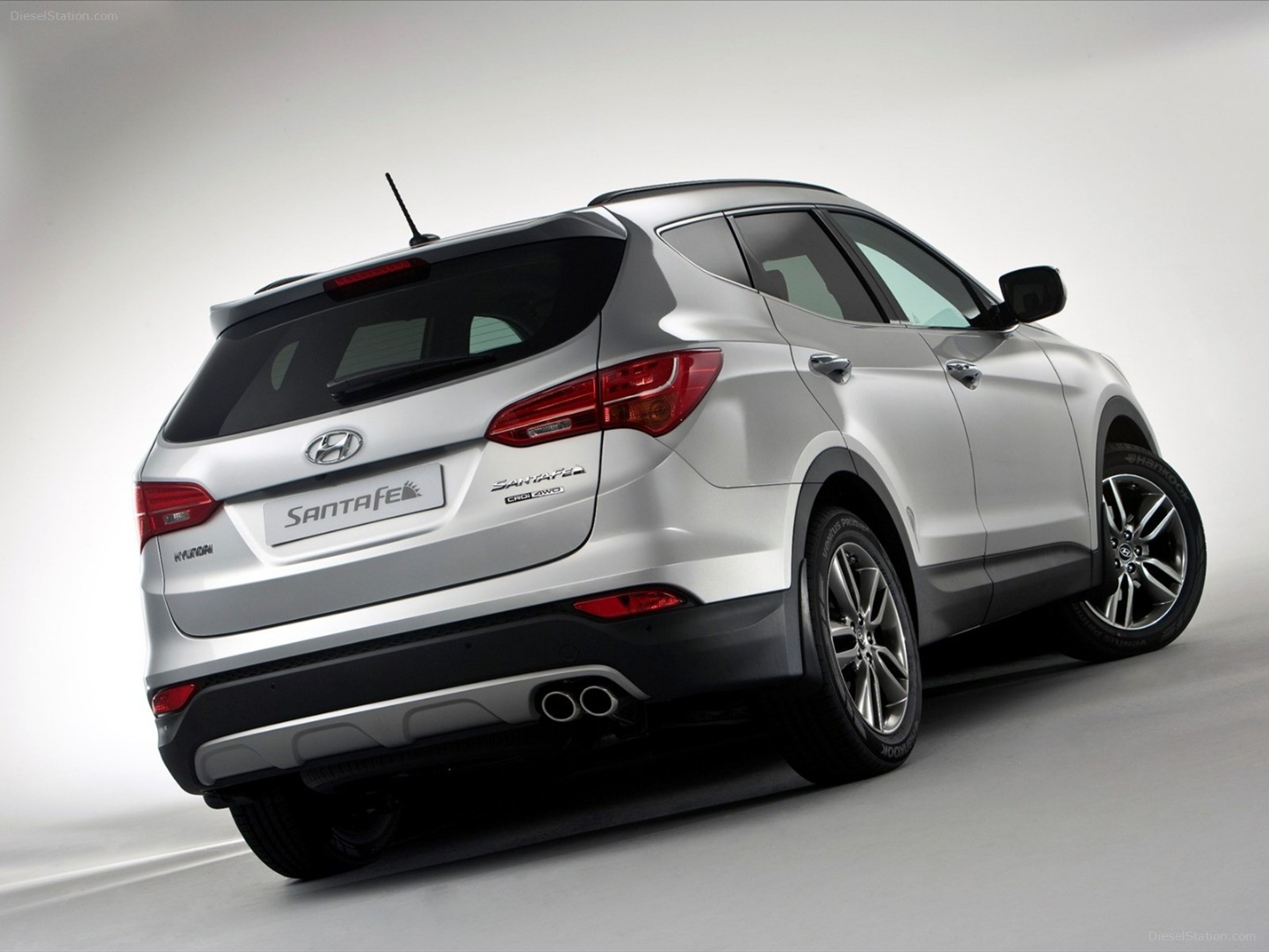 undefinedHYUNDAI SANTA FE angular rear exterior view