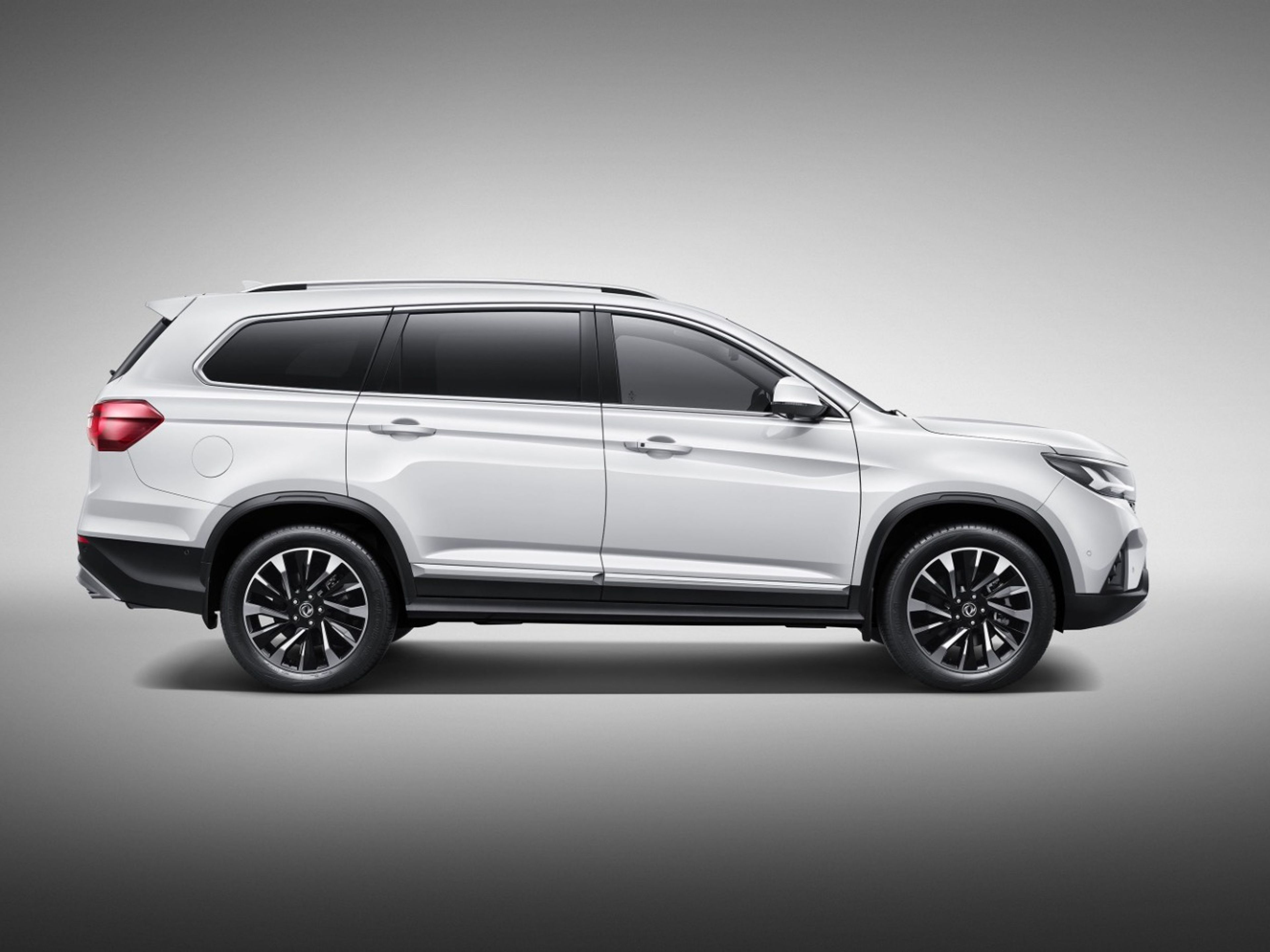 undefinedDONGFENG FORTHING T5L side exterior view