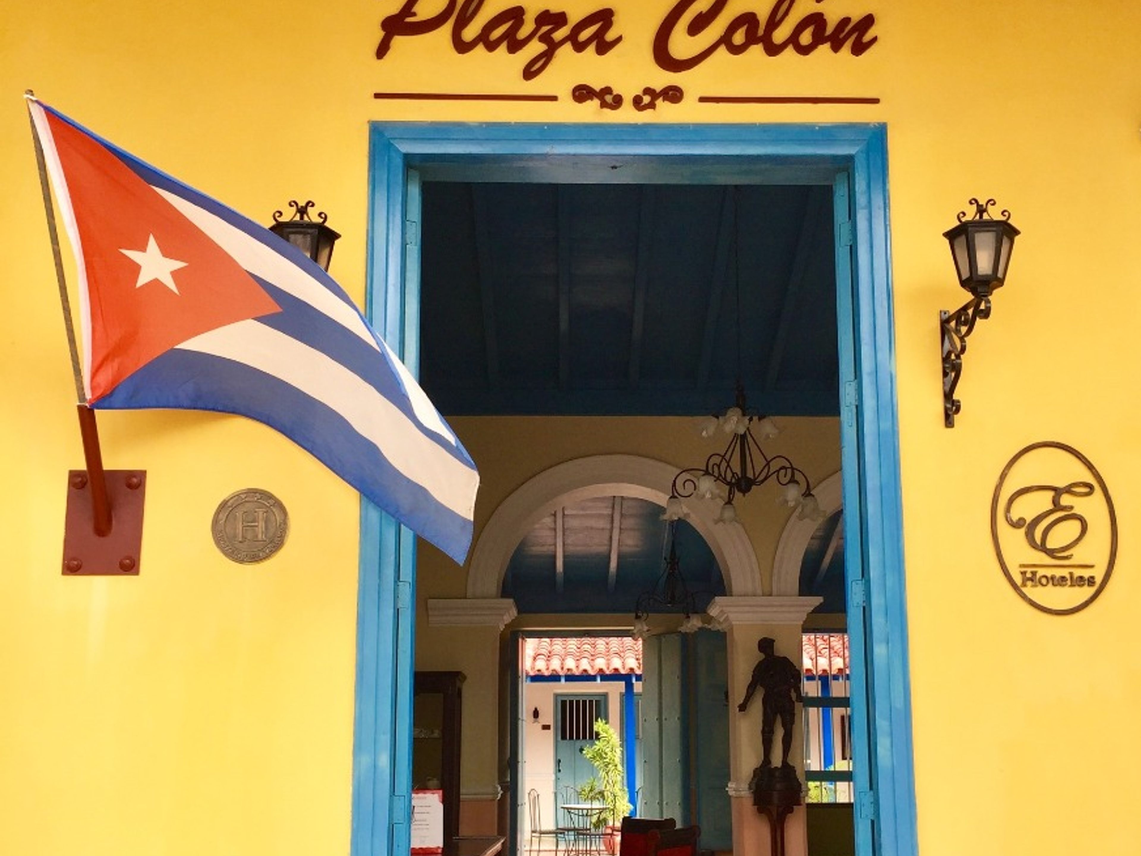 Tур "ЗАНЯТИЯ ТАНЦЕВ (САЛЬСА, МАМБО, ЧА-ЧА-ЧА) ВО ВНУТРЕННЕМ ДВОРЕ ОТЕЛЯ PLAZA COLÓN". "DANCE CLASSES (SALSA, MAMBO, CHA-CHA-CHÁ) IN THE INNER COURTYARD OF HOTEL PLAZA COLÓN" Tour, Gibara, Holguín, Cuba.