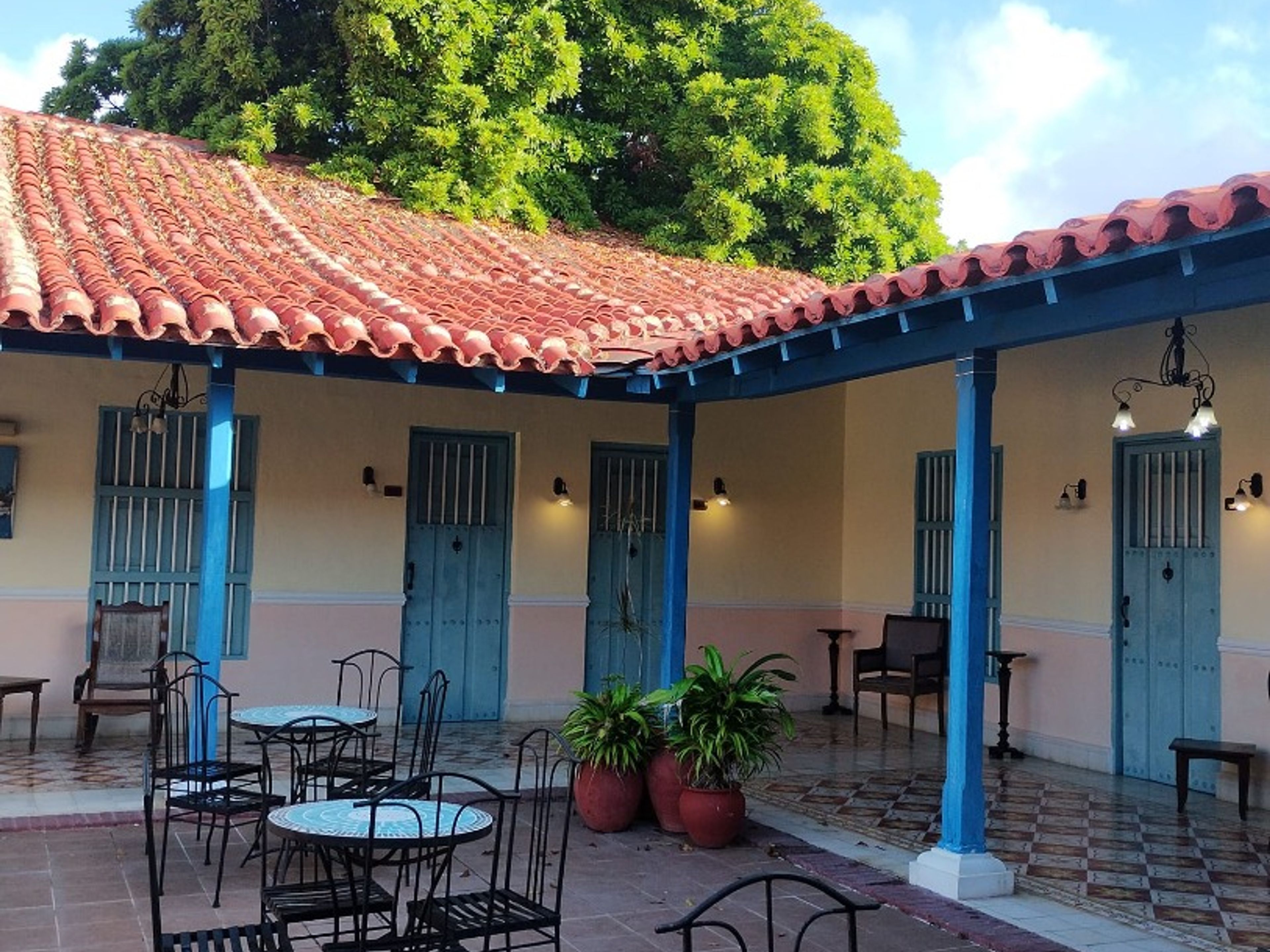 Tour "COURS DE DANSE (SALSA, MAMBO, CHA-CHA-CHÁ) DANS LA COUR INTÉRIEURE DE L'HÔTEL PLAZA COLÓN". "DANCE CLASSES (SALSA, MAMBO, CHA-CHA-CHÁ) IN THE INNER COURTYARD OF HOTEL PLAZA COLÓN" Tour, Gibara, Holguín, Cuba.