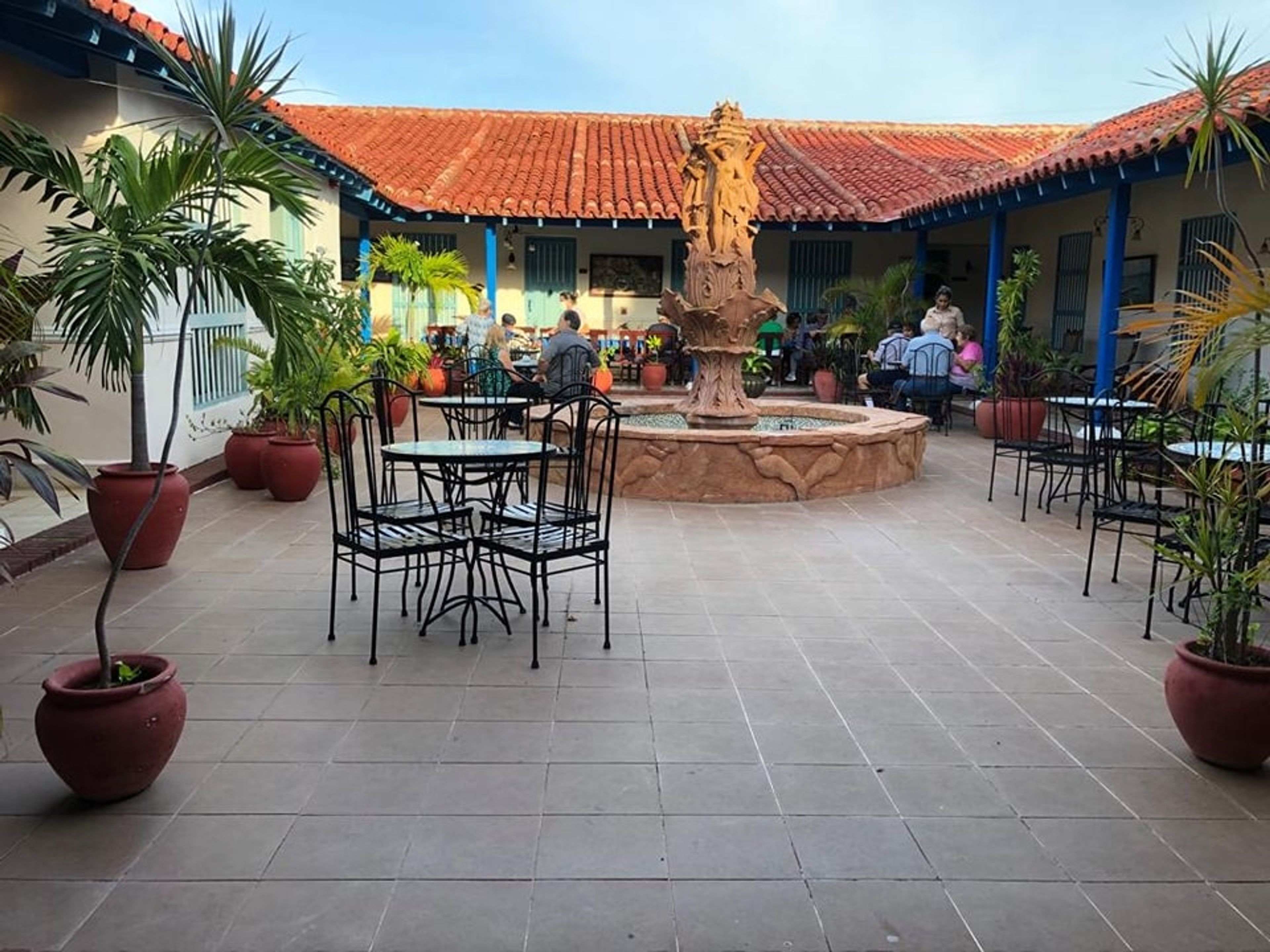 Tур "ЗАНЯТИЯ ТАНЦЕВ (САЛЬСА, МАМБО, ЧА-ЧА-ЧА) ВО ВНУТРЕННЕМ ДВОРЕ ОТЕЛЯ PLAZA COLÓN". "DANCE CLASSES (SALSA, MAMBO, CHA-CHA-CHÁ) IN THE INNER COURTYARD OF HOTEL PLAZA COLÓN" Tour, Gibara, Holguín, Cuba.