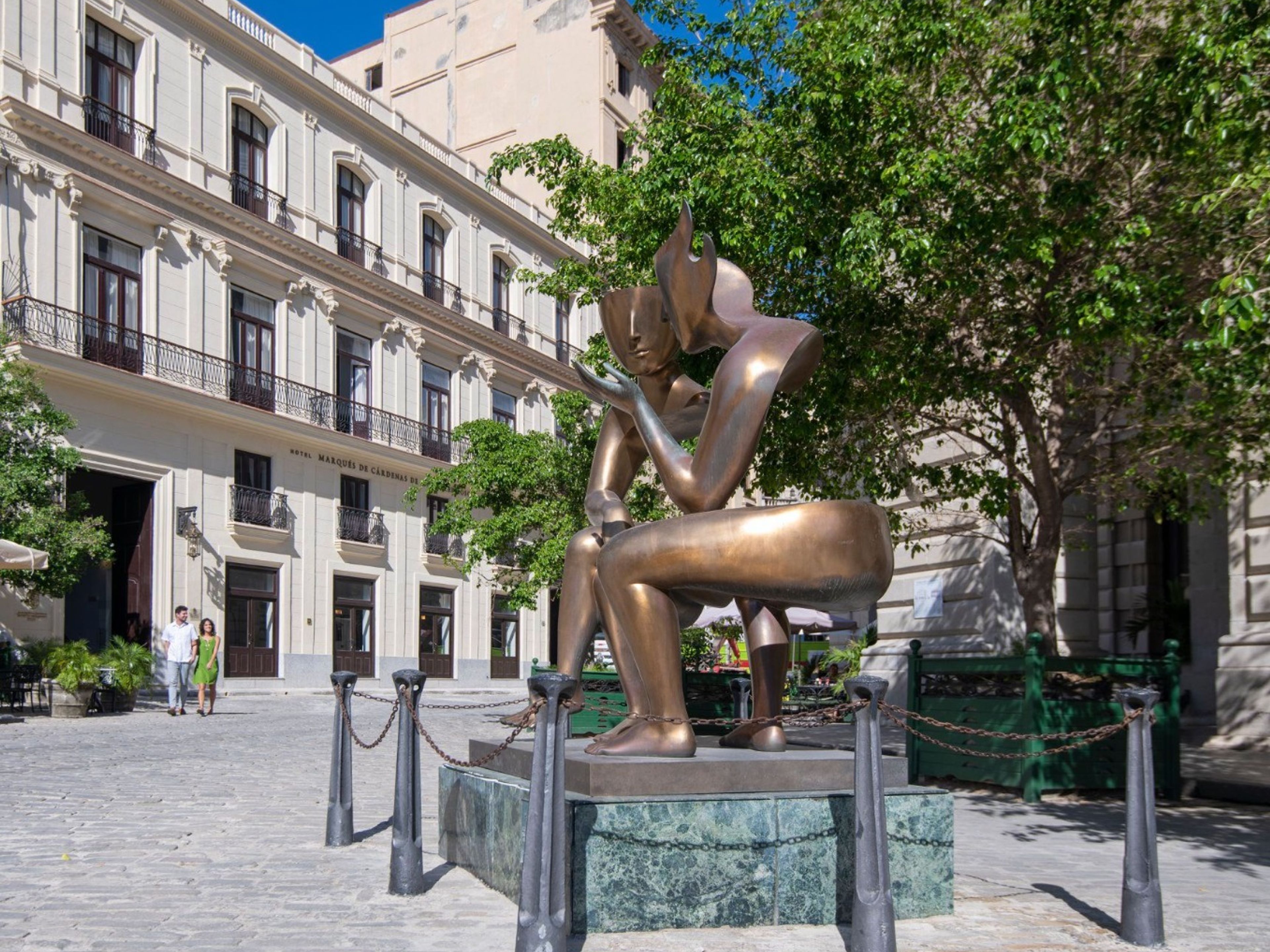 Excursão "VISTA COLONIAL DE HAVANA". Sculpture Conversation in San Francisco de Asis square, Old Havana, La Habana, Cuba.