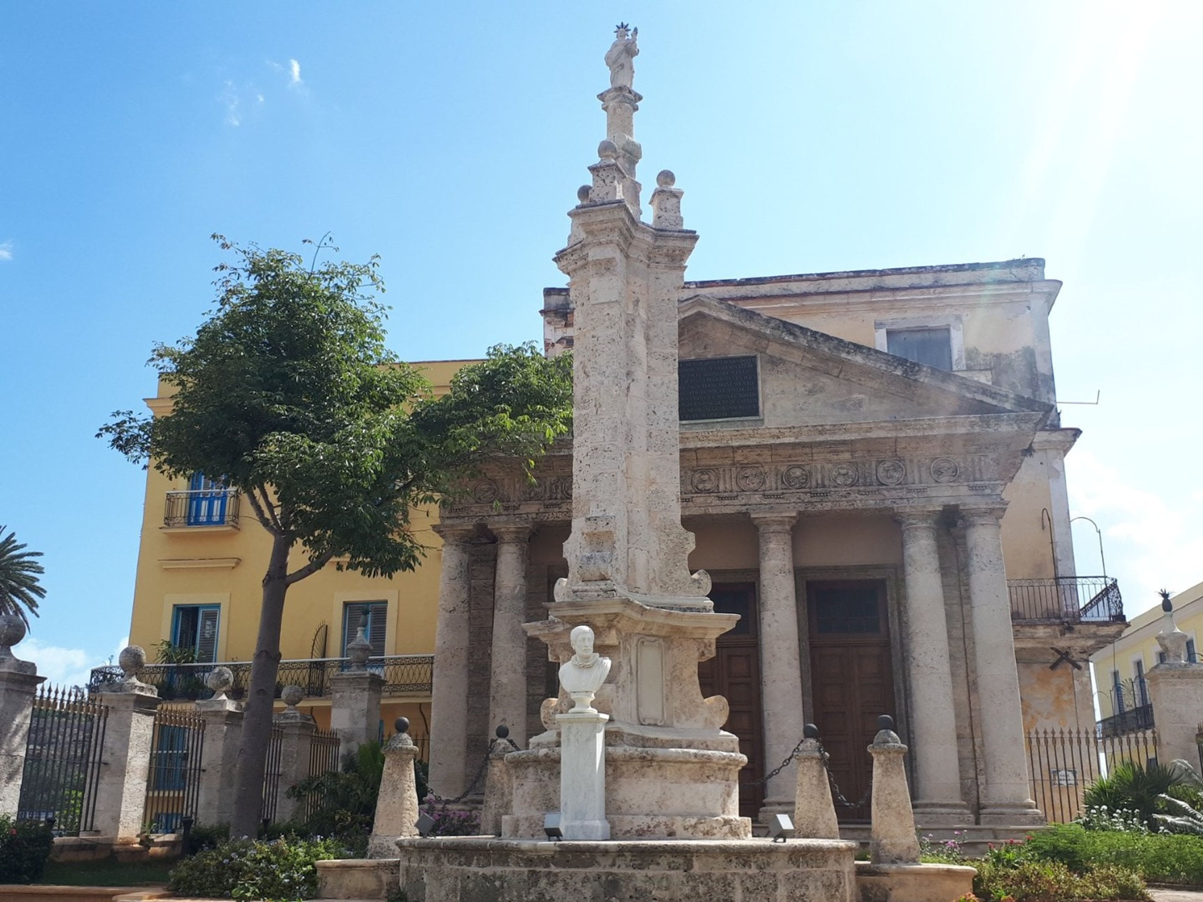 Excursão "VISTA COLONIAL DE HAVANA". El Templete monument panoramic view, (foundational site of the city), Old Havana, La Habana, Cuba.