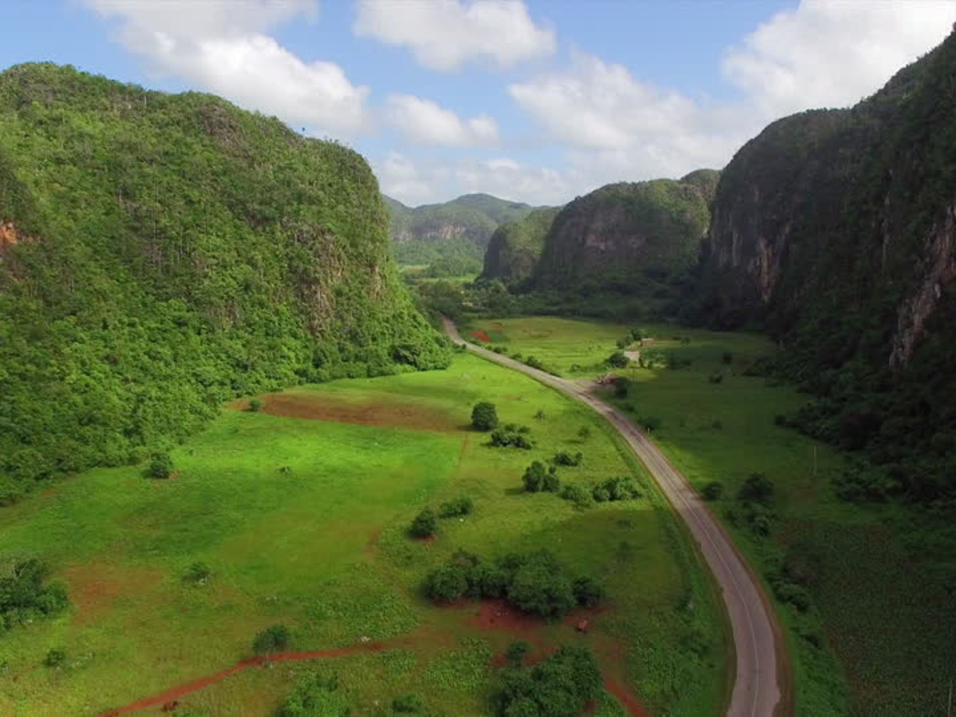 Tour "Viste panoramiche a Viñales". Viñales valley National Park, declared a Cultural Heritage Site by UNESCO, Pinar del Río