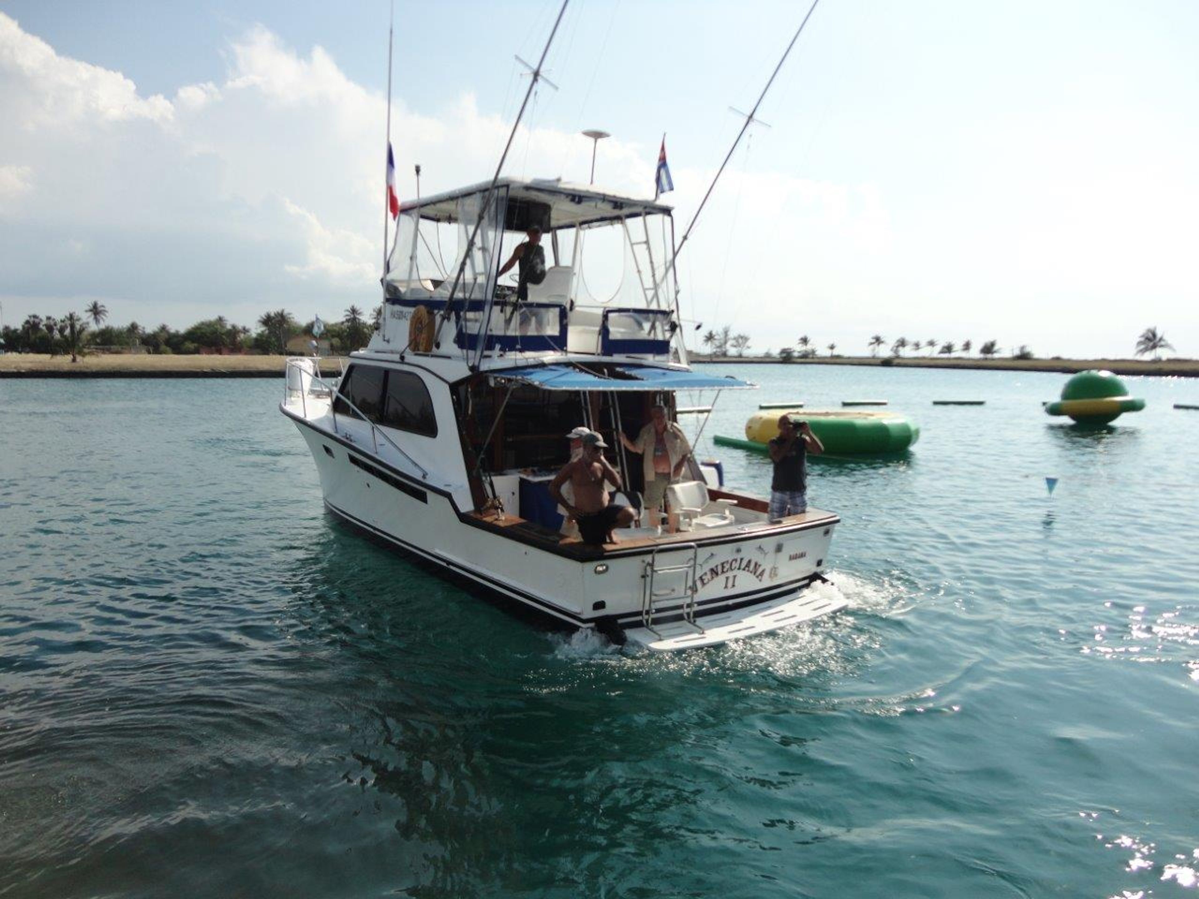 "BOOTSFAHRT ENTLANG DER KÜSTE HAVANNAS" Tour (Von der Marina Marlin Hemingway). "BOAT RIDE ALONG HAVANA'S COASTLINE" Tour (From Marina Marlin Hemingway), Havana, Cuba.