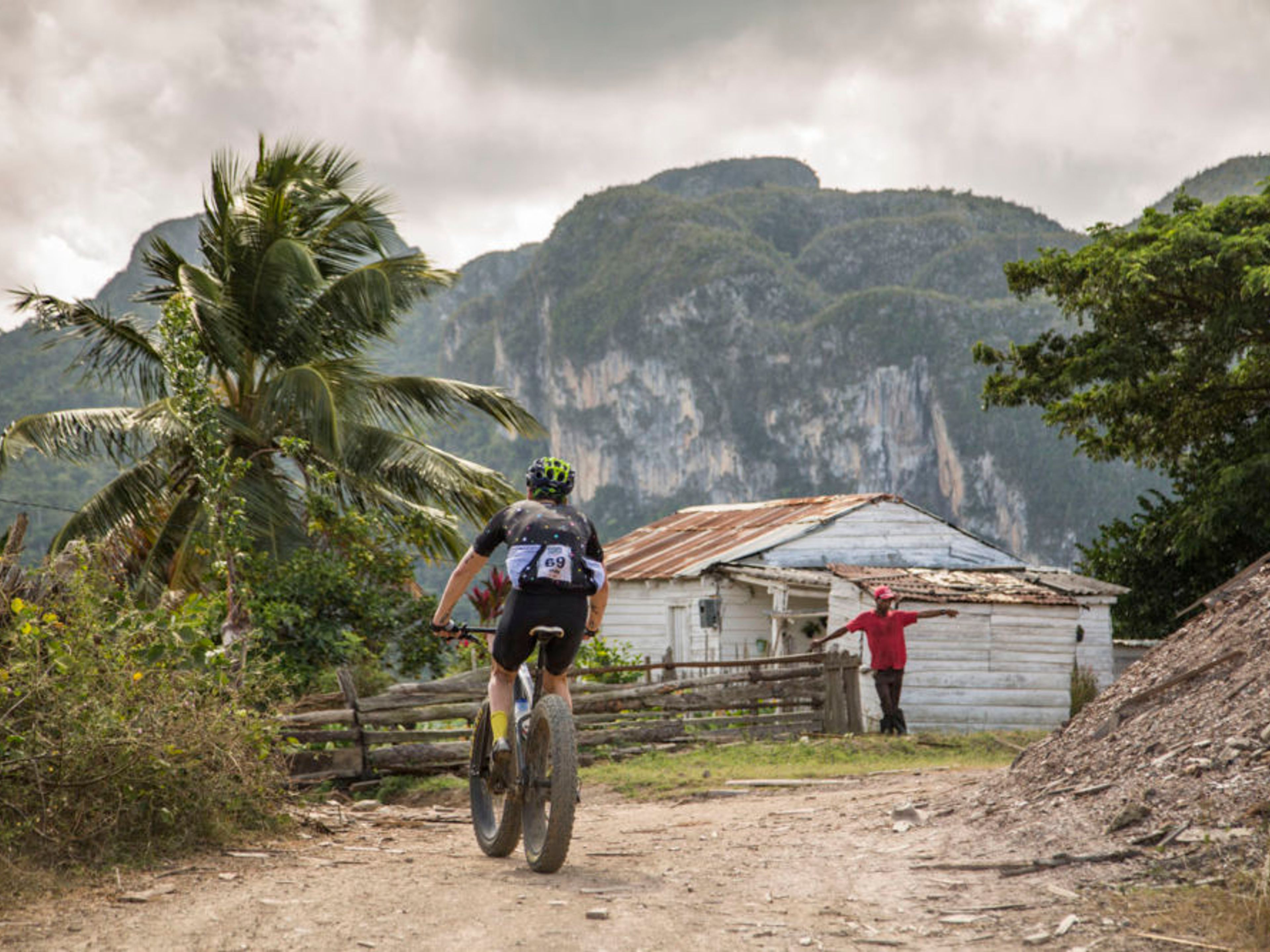 Tour "Schönheit und verschwitztes Mountainbike". Mountain Bike Tour in Viñales valley National Park, Pinar del Río