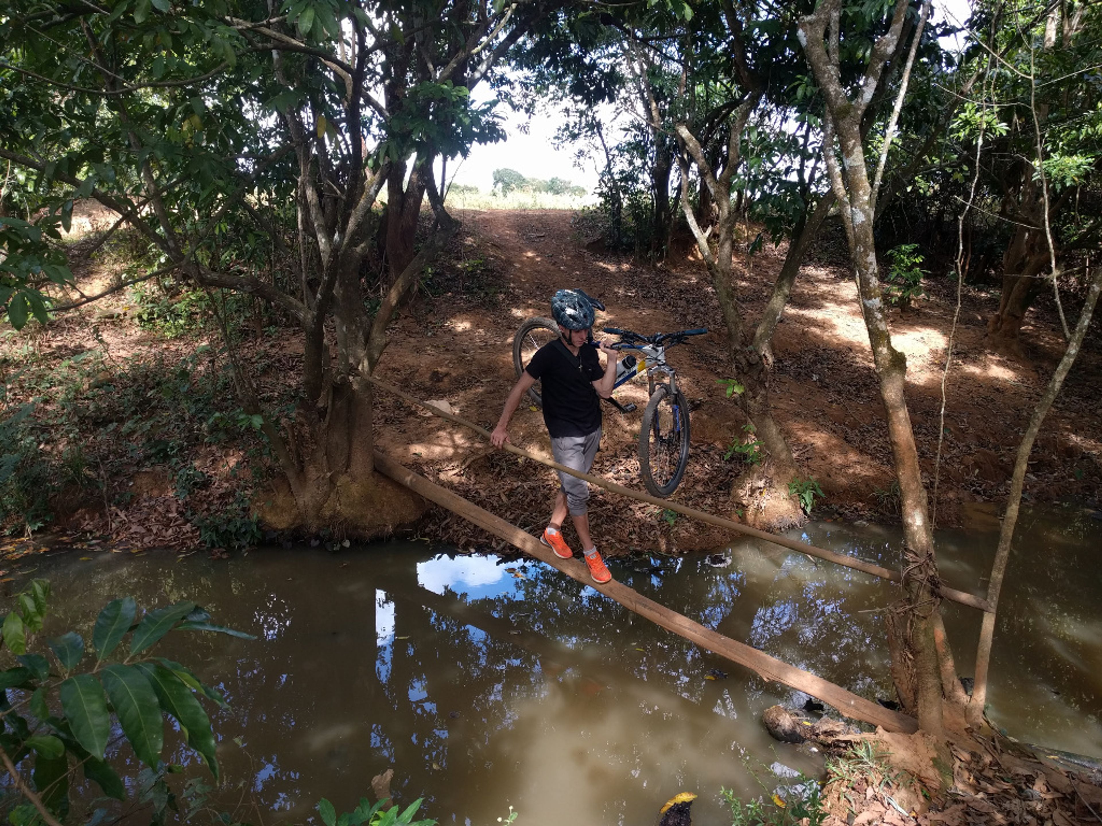 Excursão “UMA BICICLETA DE MONTANHA BONITA E SUADA”. Mountain Bike Tour in Viñales valley National Park, Pinar del Río