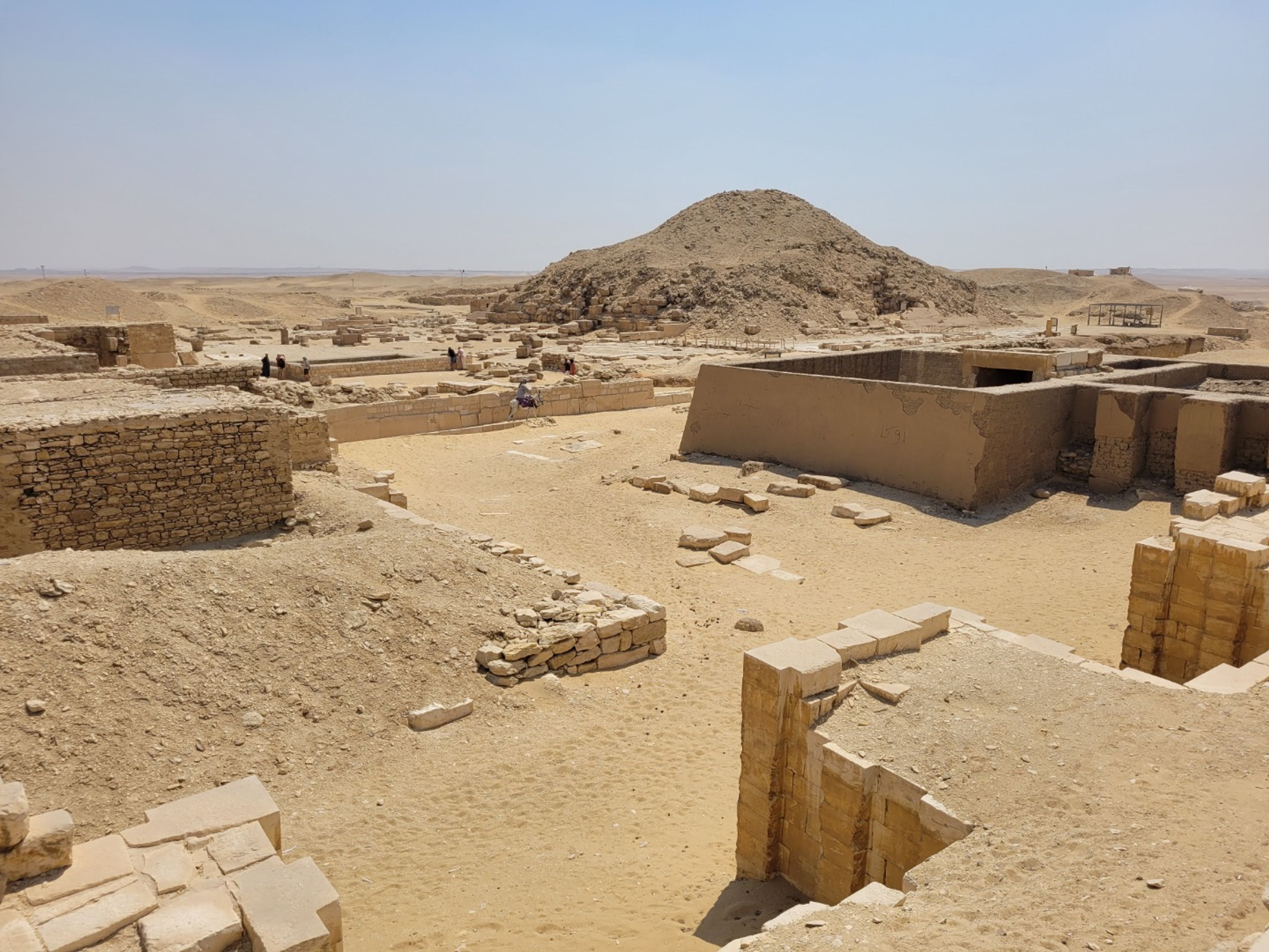 "HALBTÄGIGE TOUREN IN KAIRO (DER STUFENPYRAMIDENKOMPLEX VON DJOSER IN SAQQARA)" Private Tour. The Step Pyramid Complex of Djoser at Saqqara panoramic view, Giza, Egypt.