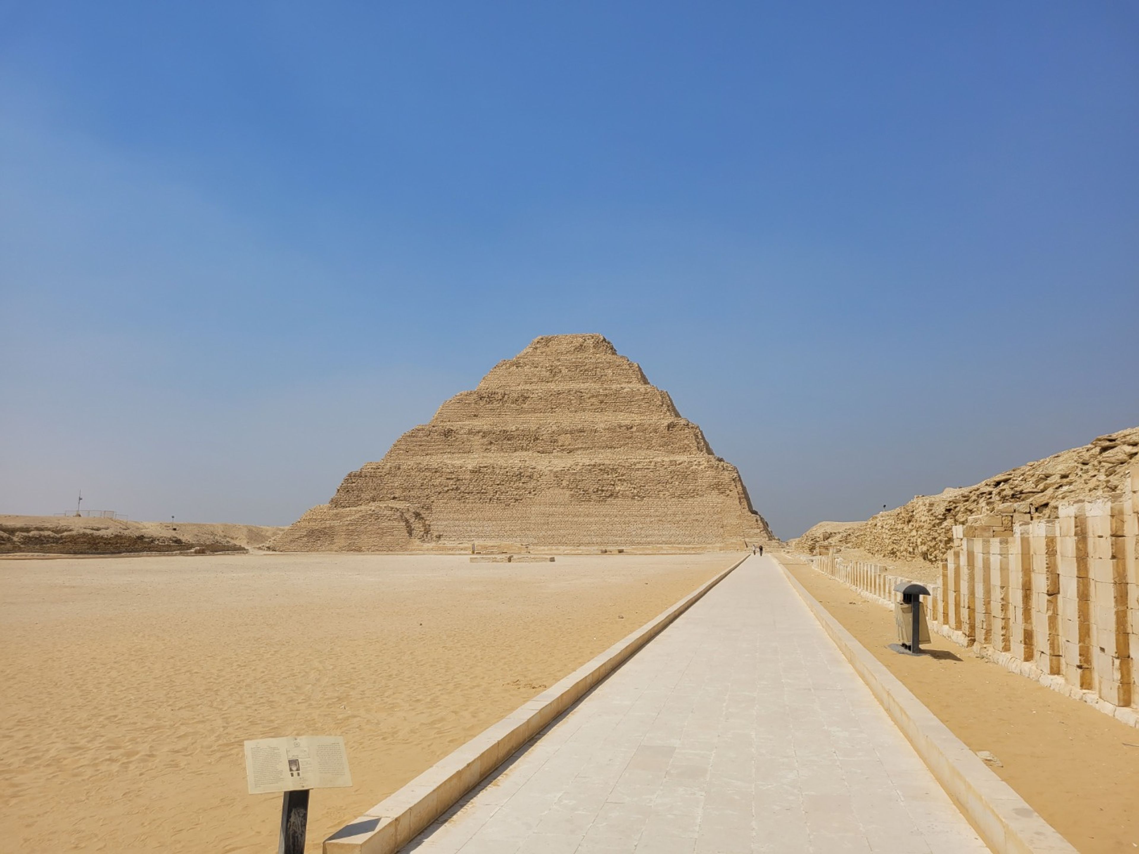 "HALBTÄGIGE TOUREN IN KAIRO (DER STUFENPYRAMIDENKOMPLEX VON DJOSER IN SAQQARA)" Private Tour. The Step Pyramid Complex of Djoser at Saqqara panoramic view, Giza, Egypt.