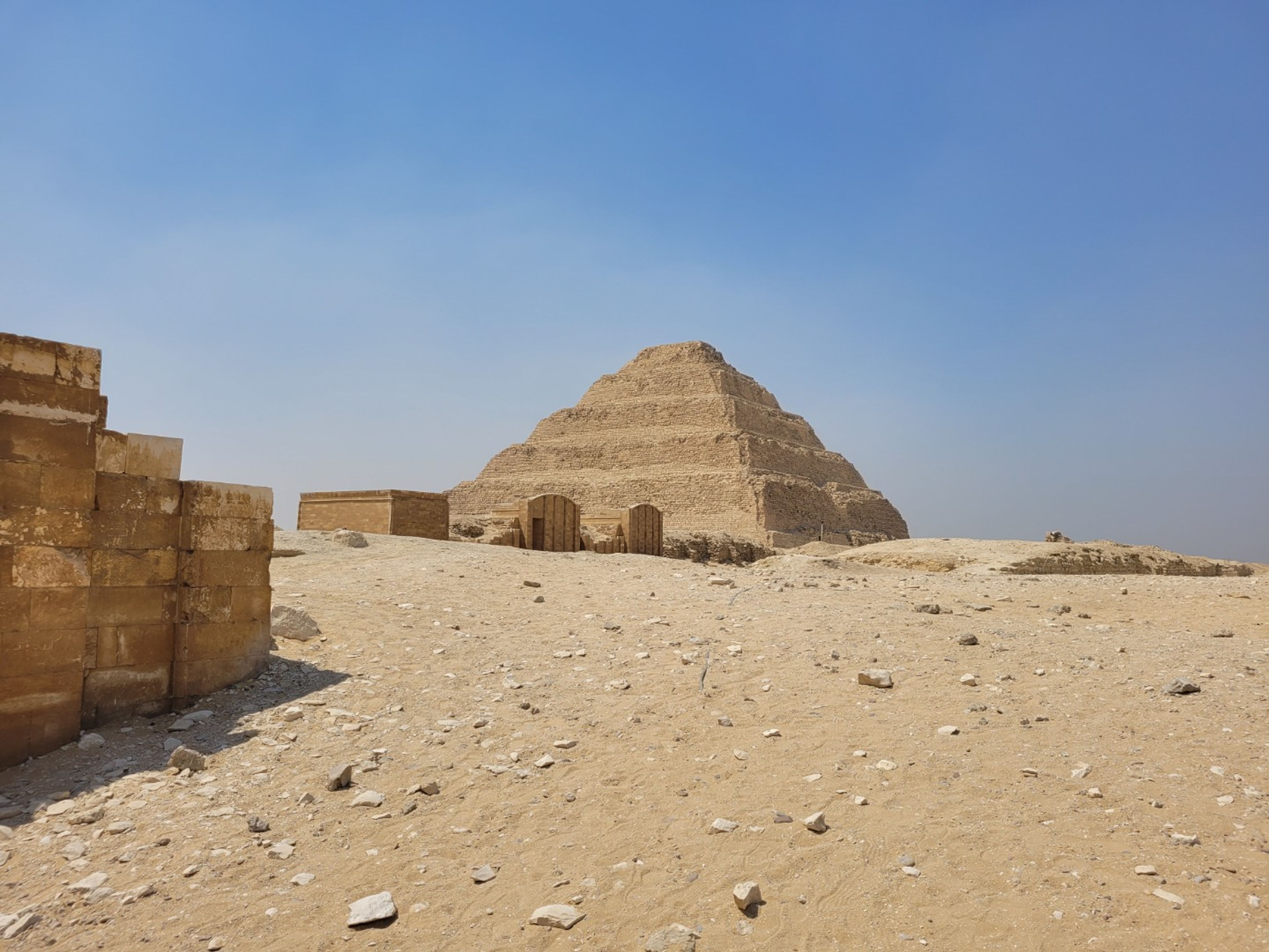 "HALBTÄGIGE TOUREN IN KAIRO (DER STUFENPYRAMIDENKOMPLEX VON DJOSER IN SAQQARA)" Private Tour. The Step Pyramid Complex of Djoser at Saqqara panoramic view, Giza, Egypt.