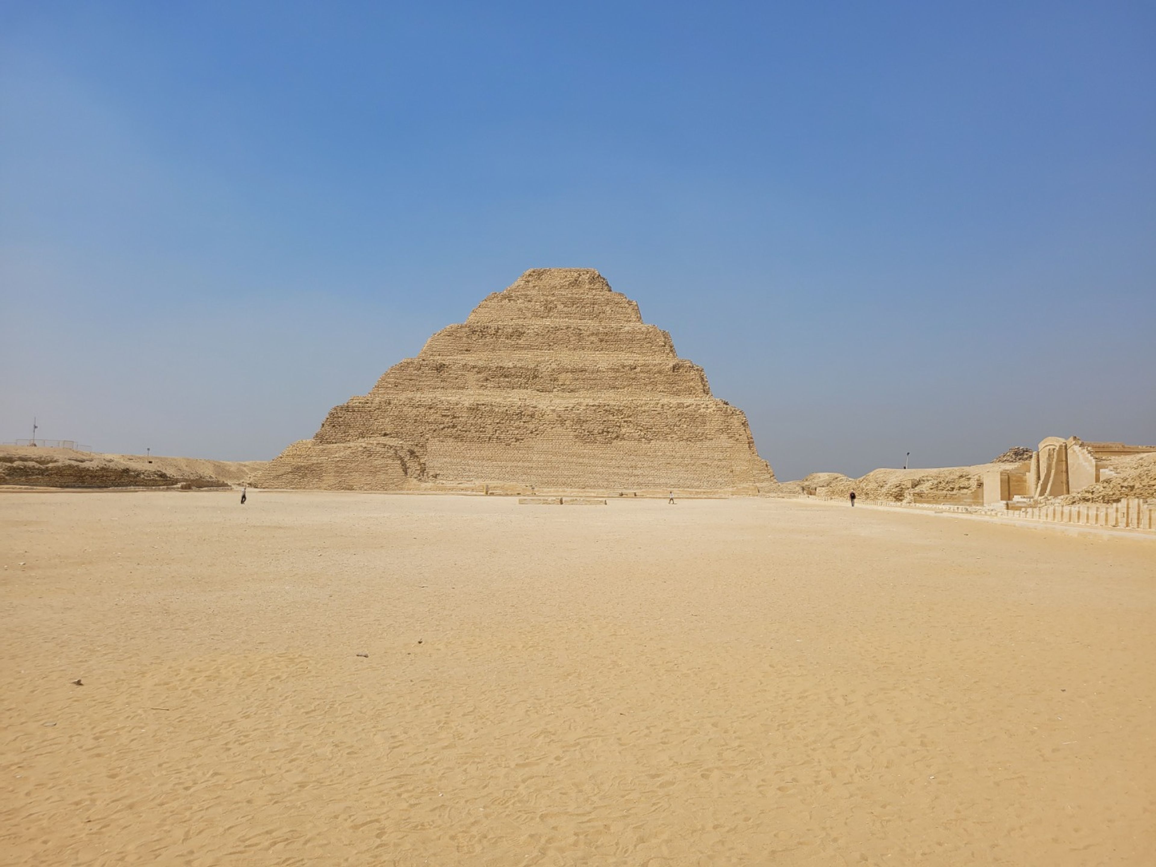 "HALBTÄGIGE TOUREN IN KAIRO (DER STUFENPYRAMIDENKOMPLEX VON DJOSER IN SAQQARA)" Private Tour. The Step Pyramid Complex of Djoser at Saqqara panoramic view, Giza, Egypt.