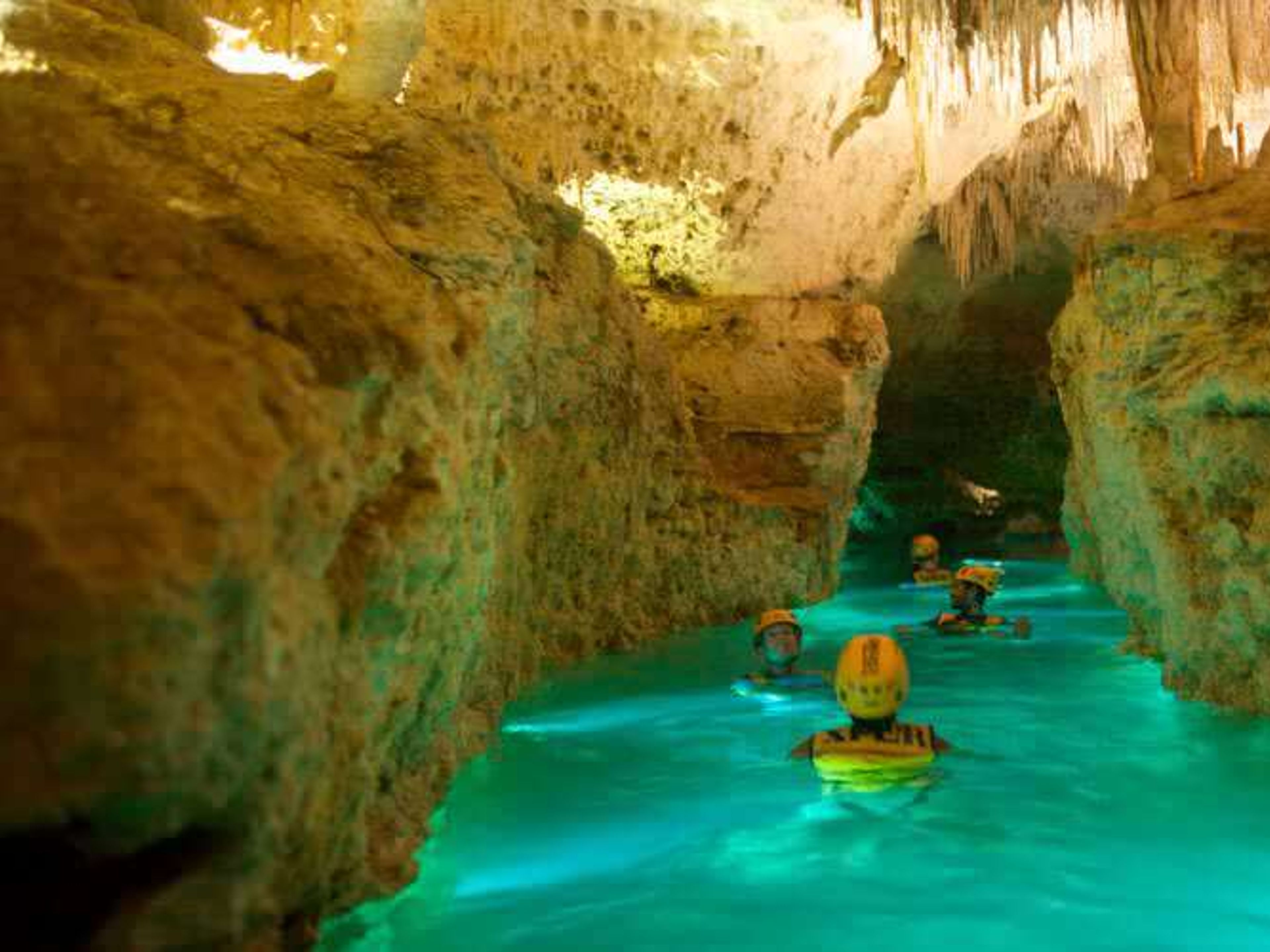 "Excursão Xplor da Riviera Maya". Have fun in the stalactive river in Xplor Park, Playa del Carmen, Yucatan Peninsula. Mexico.