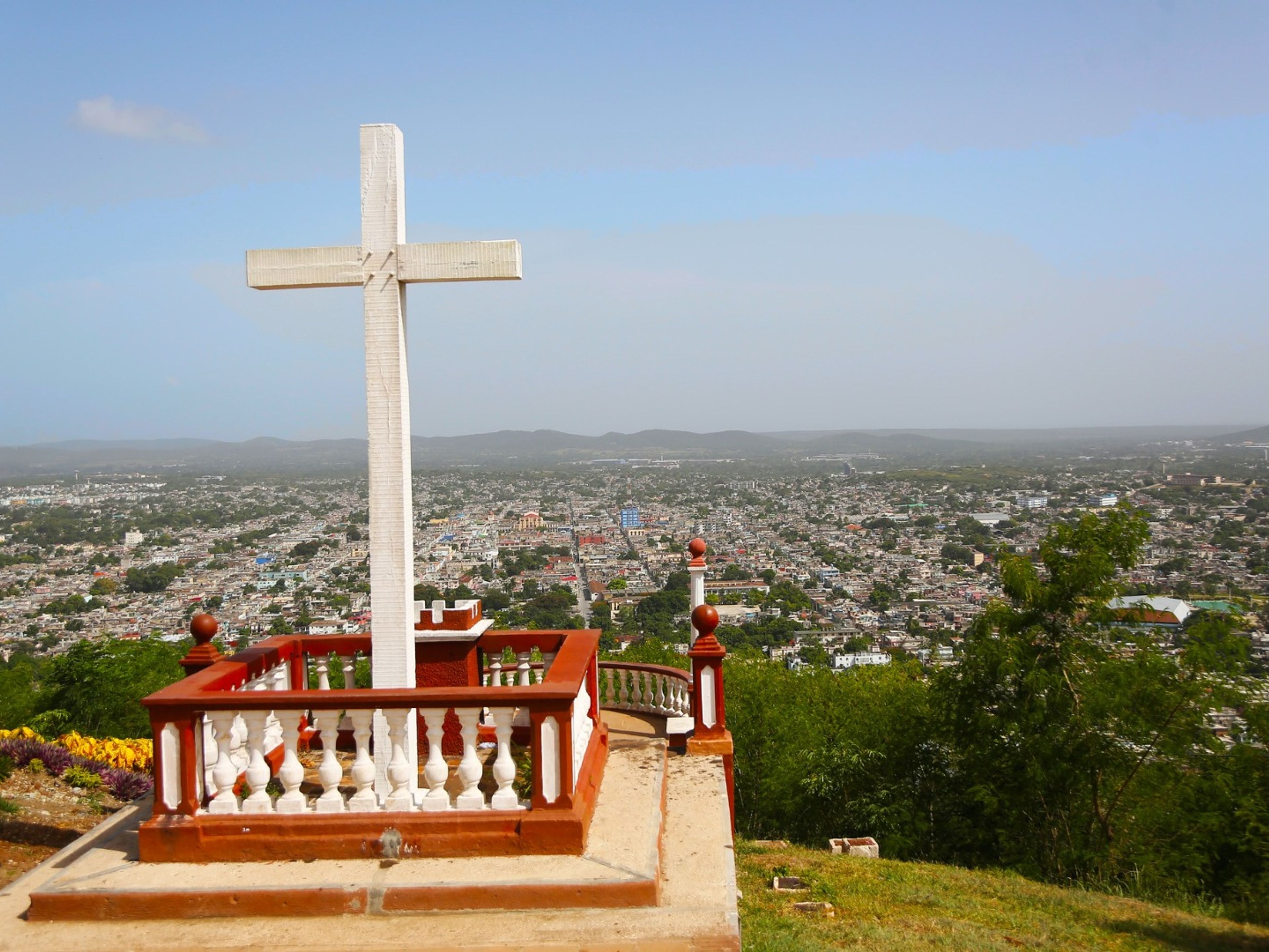“CONECTANDO CUBA: SANTIAGO DE CUBA / HOLGUÍN / LAS TUNAS / CAMAGÜEY / CIEGO DE ÁVILA / HAVANNA” (CC6 - B) Sammeltransferdienste. La Loma de la Cruz monument panoramic view, Holguín, Cuba.