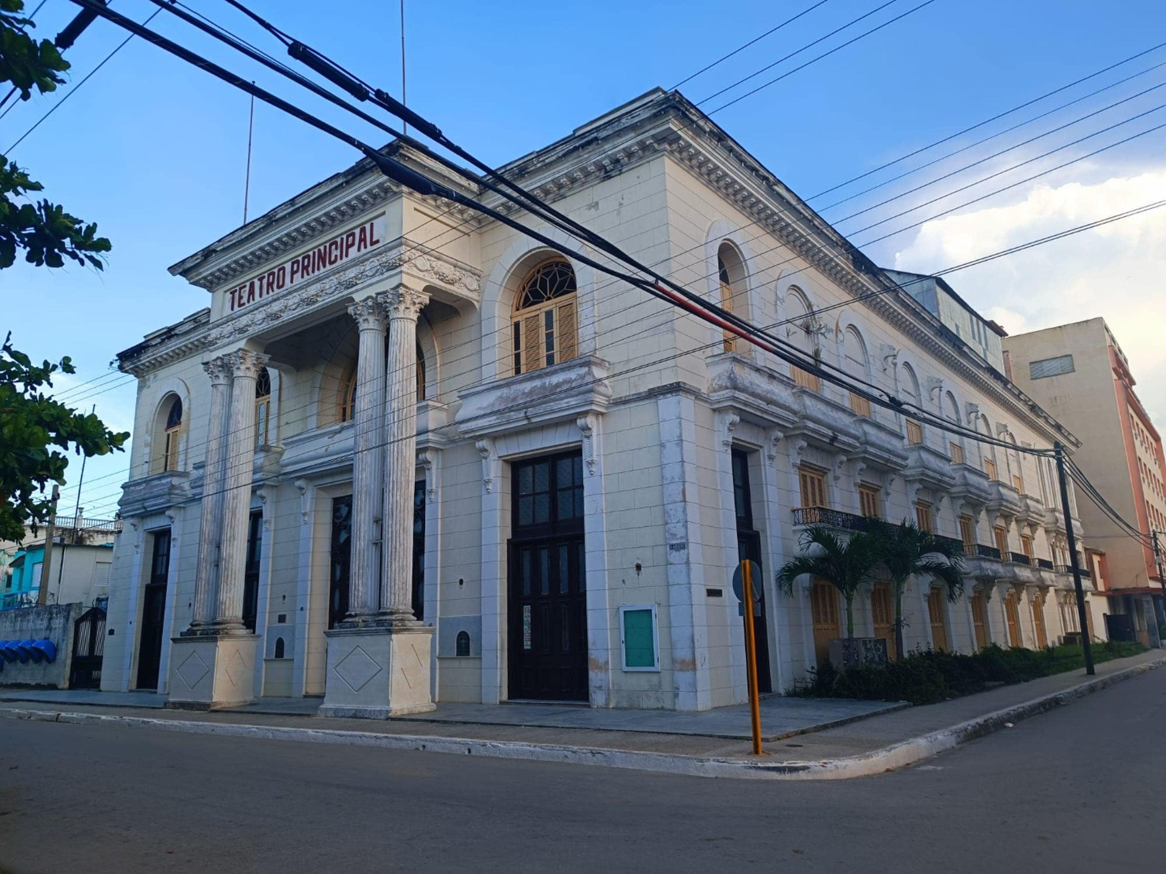 “CONECTANDO CUBA: SANTIAGO DE CUBA / HOLGUÍN / LAS TUNAS / CAMAGÜEY / CIEGO DE ÁVILA / HAVANNA” (CC6 - B) Sammeltransferdienste. The Municipal Theater panoramic view, Ciego de Ávila, Cuba.