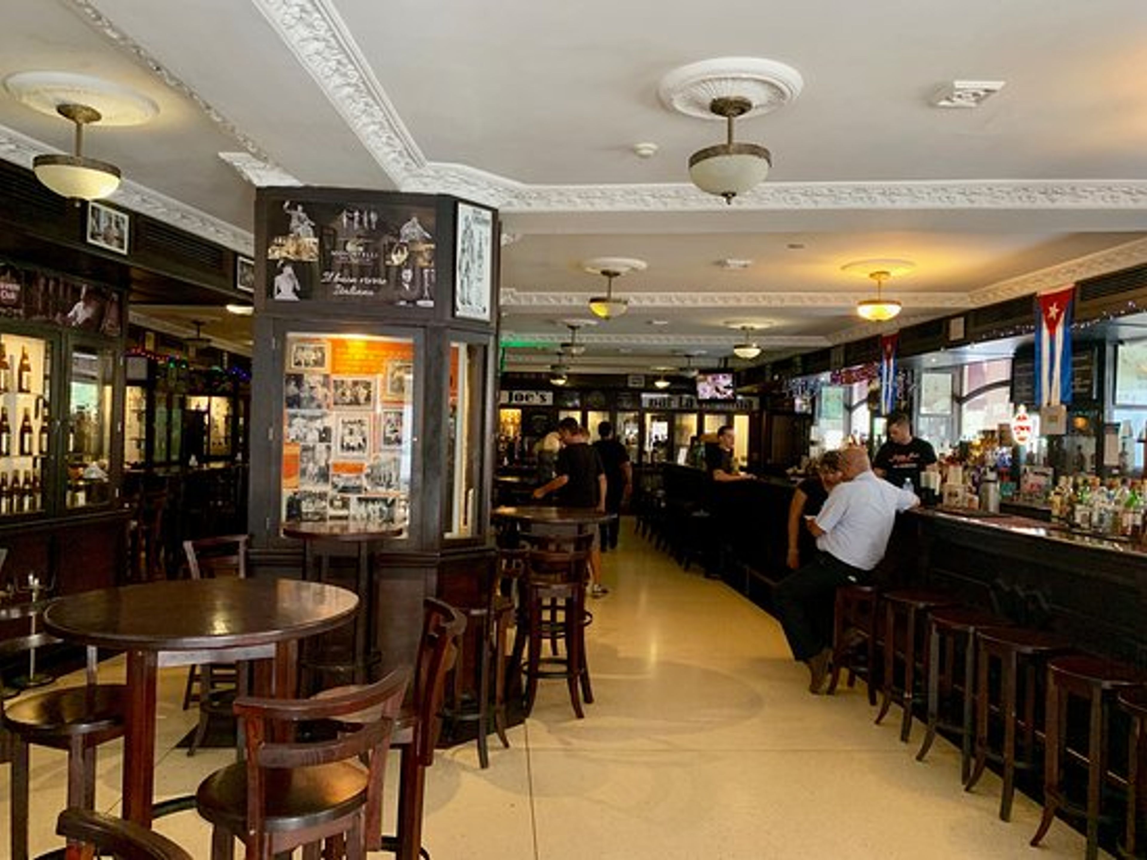 Тур "Брусья и память". Inside Sloppy Joe´s Bar,"Bars and Memory" Tour