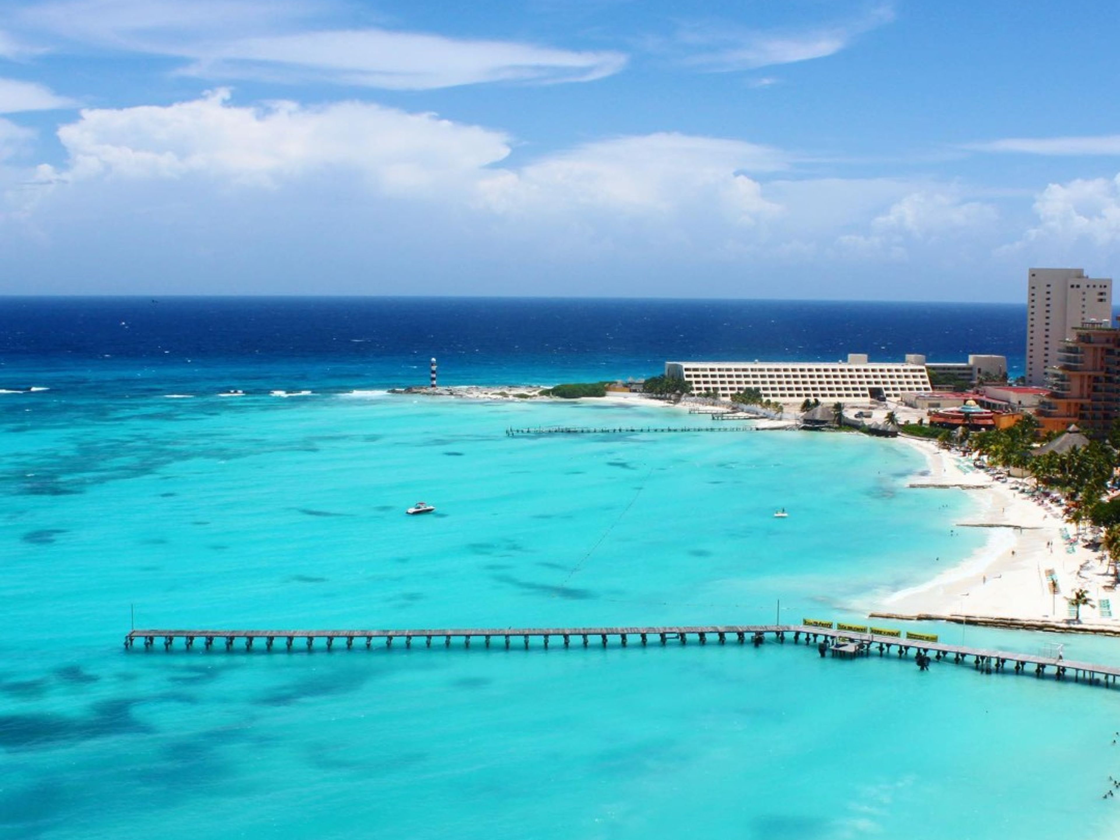 Bilhete aéreo "AEROPORTO INTERNACIONAL DE HAVANA (HAV) - AEROPORTO INTERNACIONAL DE CANCUN (CUN)". Cancun beach panoramic view, Yucatan, Mexico.
