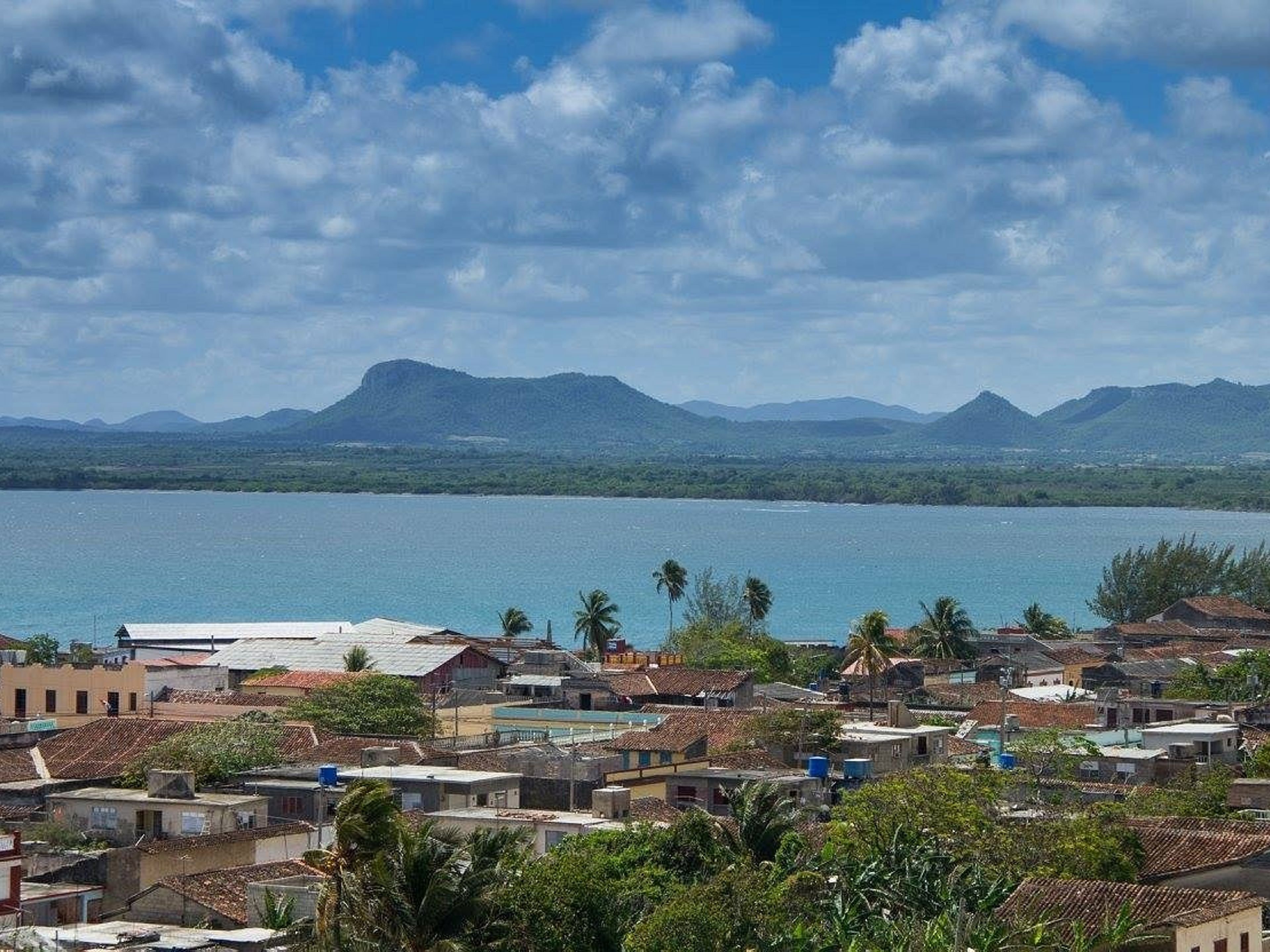 Tур "ПРОГУЛКА НА ЛОДКЕ ПО ЗАЛИВУ ГИБАРА ИЛИ ПО РЕКЕ КАКОЮГУИН". "BOAT RIDE THROUGH GIBARA BAY OR THE CACOYUGUÍN RIVER" Tour, Gibara, Holguín, Cuba.
