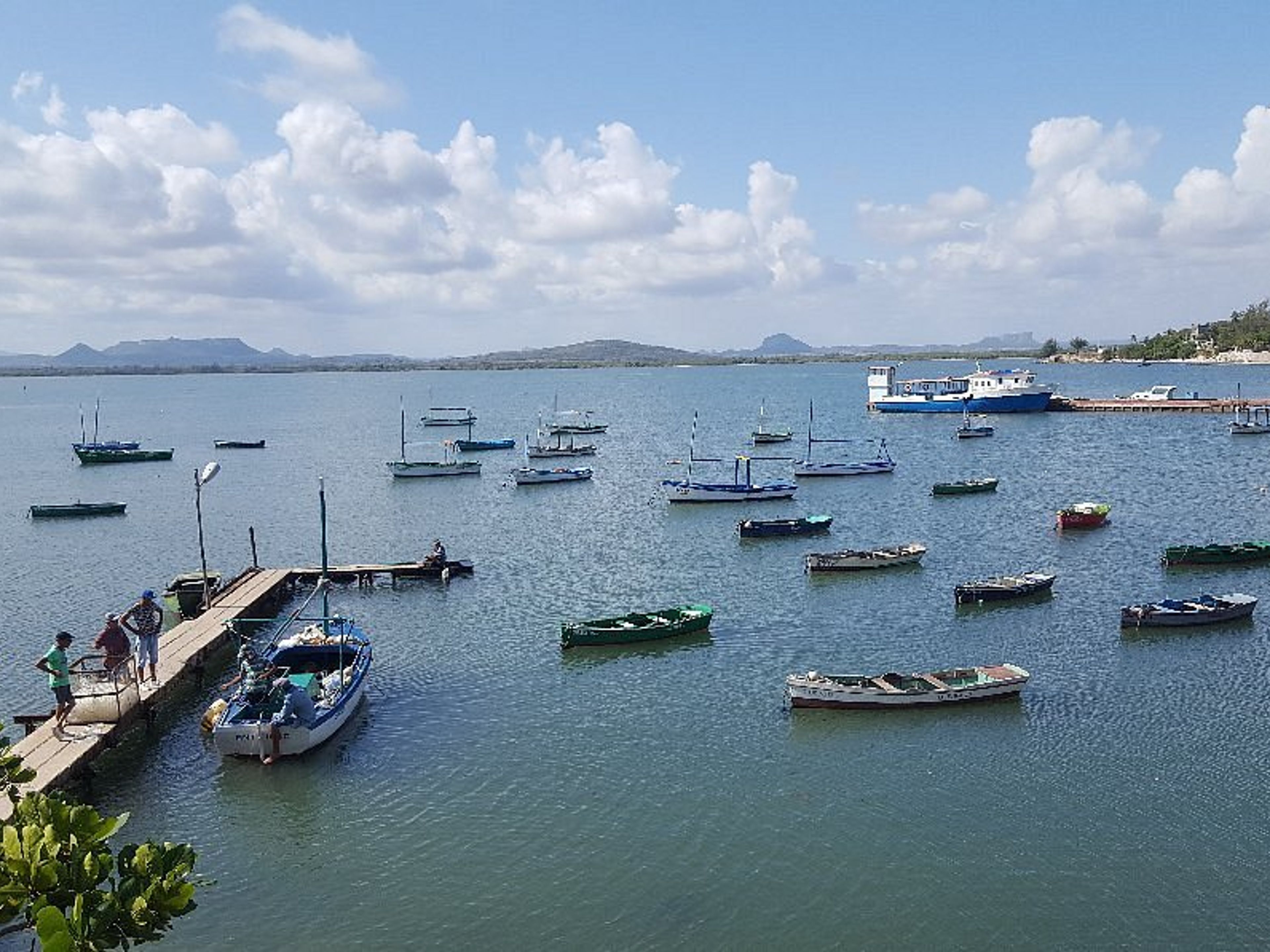 Tур "ПРОГУЛКА НА ЛОДКЕ ПО ЗАЛИВУ ГИБАРА ИЛИ ПО РЕКЕ КАКОЮГУИН". "BOAT RIDE THROUGH GIBARA BAY OR THE CACOYUGUÍN RIVER" Tour, Gibara, Holguín, Cuba.