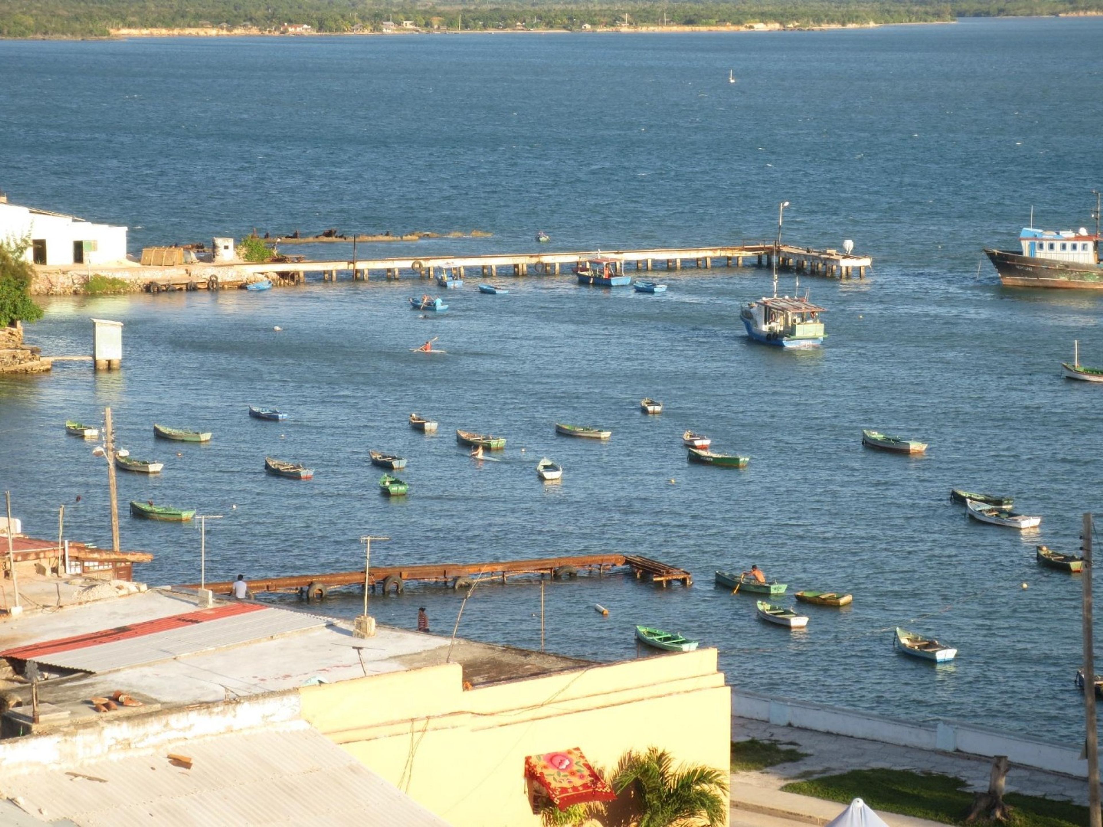 Tур "ПРОГУЛКА НА ЛОДКЕ ПО ЗАЛИВУ ГИБАРА ИЛИ ПО РЕКЕ КАКОЮГУИН". "BOAT RIDE THROUGH GIBARA BAY OR THE CACOYUGUÍN RIVER" Tour, Gibara, Holguín, Cuba.